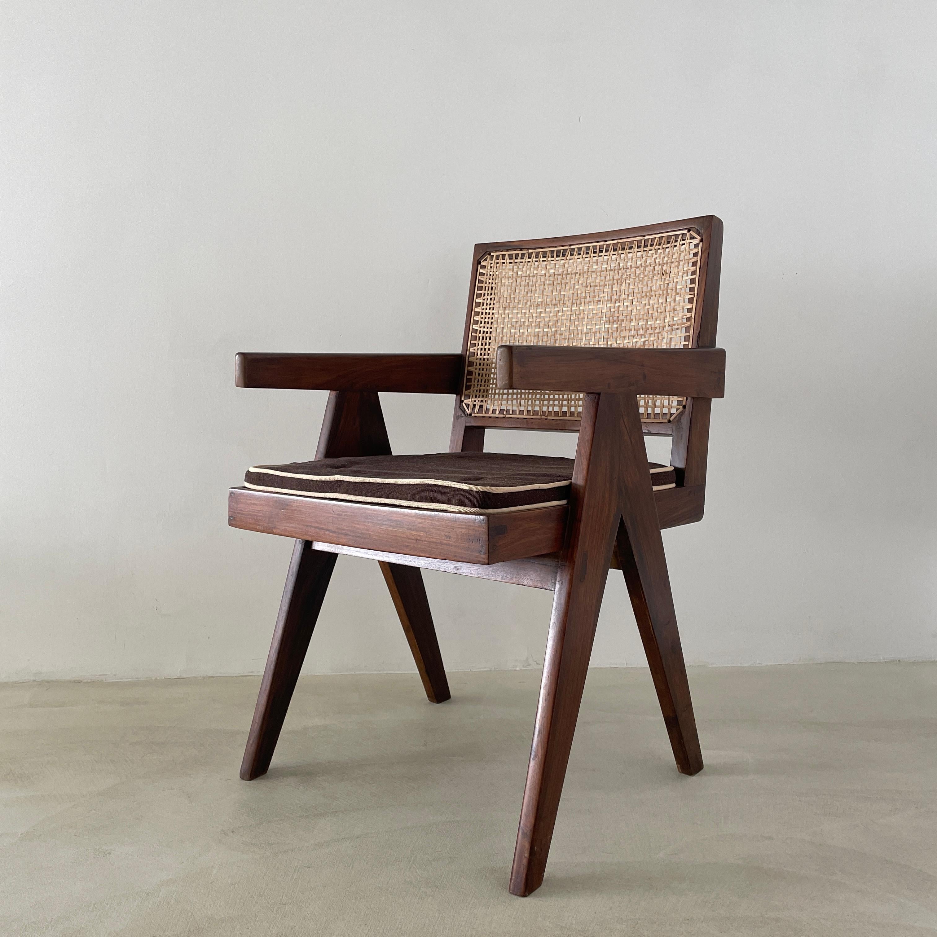 Authentischer Pierre Jeanneret PJ-SI-28-D Bürosessel, hergestellt in Chandigarh (Moderne der Mitte des Jahrhunderts) im Angebot