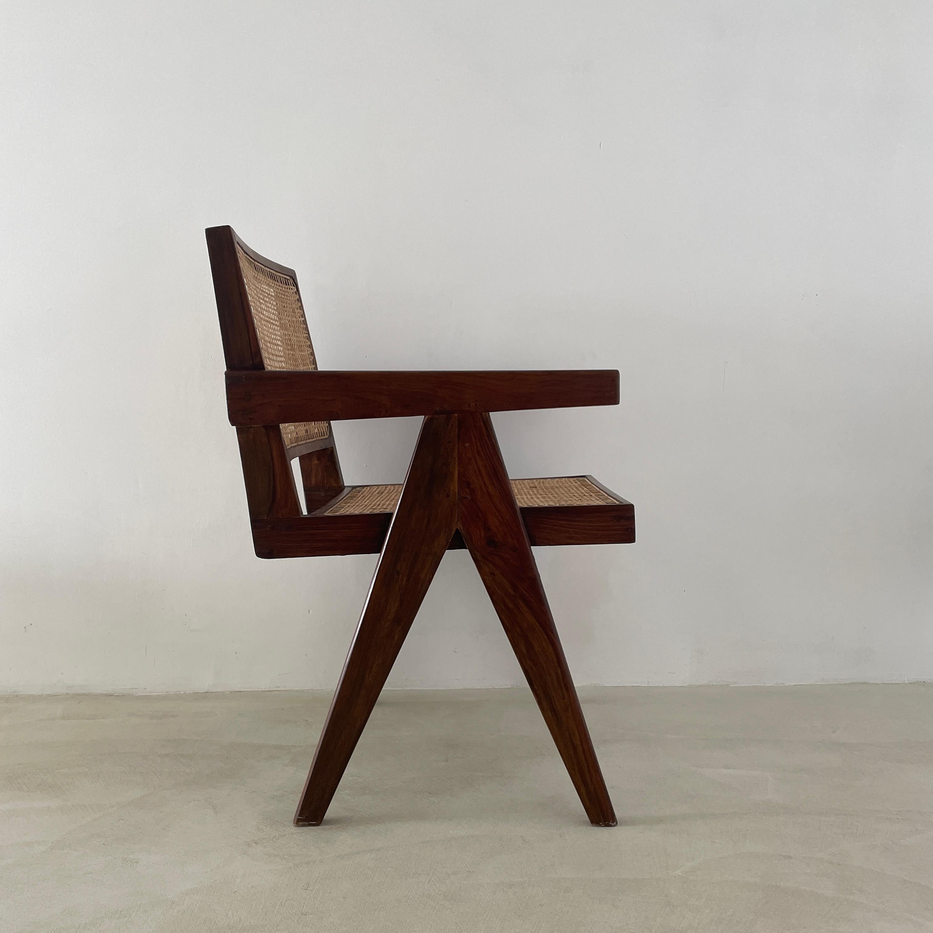 Authentischer Pierre Jeanneret PJ-SI-28-D Bürosessel, hergestellt in Chandigarh im Zustand „Gut“ im Angebot in Amsterdam, NL