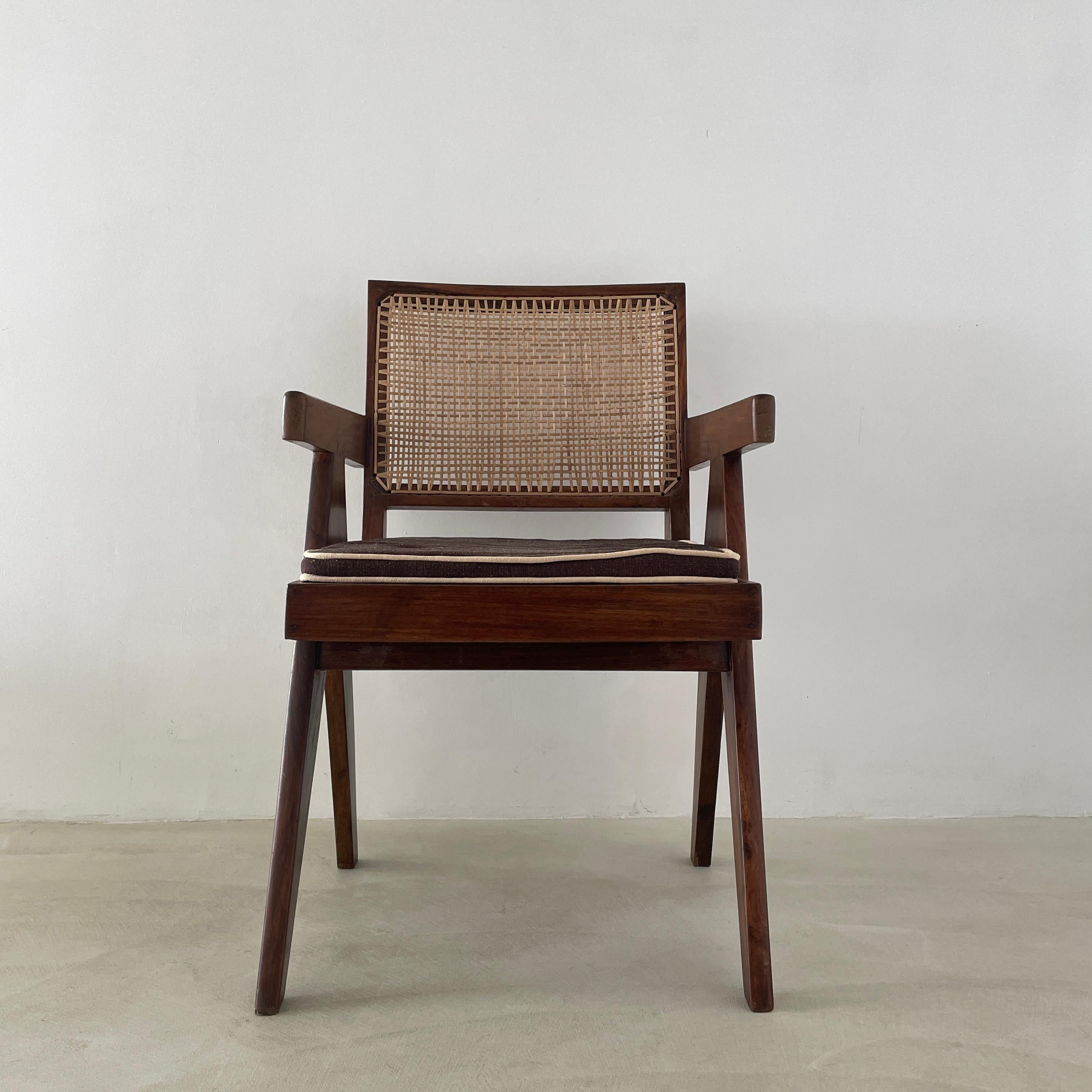 Authentischer Pierre Jeanneret PJ-SI-28-D Bürosessel, hergestellt in Chandigarh (Mitte des 20. Jahrhunderts) im Angebot