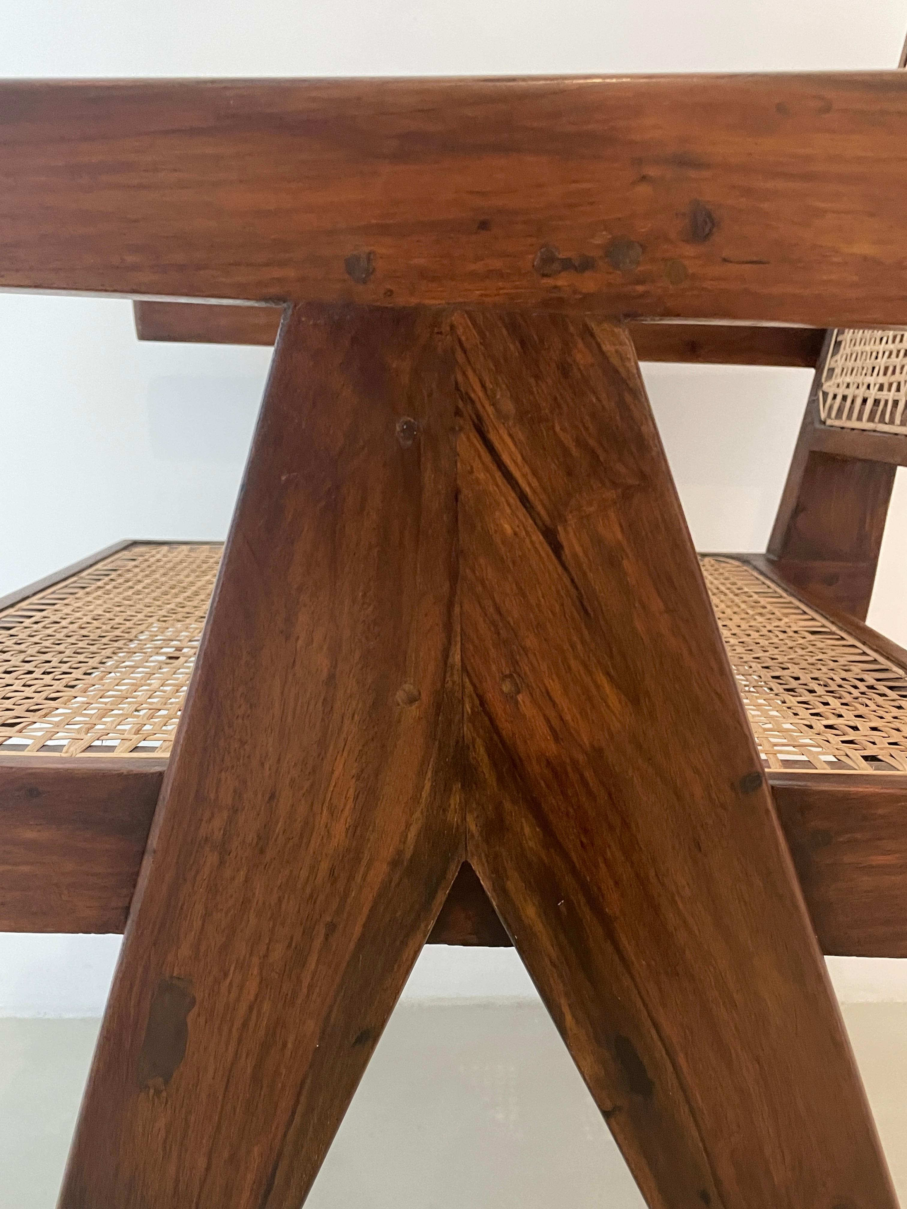 Authentischer Pierre Jeanneret PJ-SI-28-D Bürosessel, hergestellt in Chandigarh (Teakholz) im Angebot