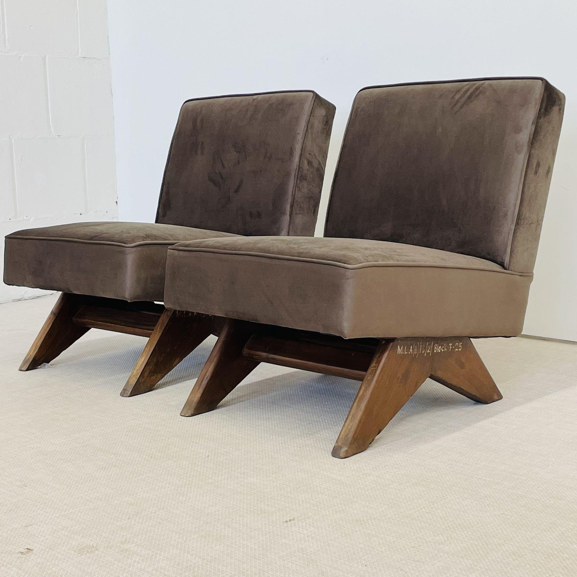 Pair of upholstered easy chairs, 'Fireside' chairs, Model PJ-SI-36-A attributed to Pierre Jeanneret
 
This chic pair of armless upholstered easy chairs feature a tilted backrest and seat on top of a low compass type leg assembly. 
 
France, India,