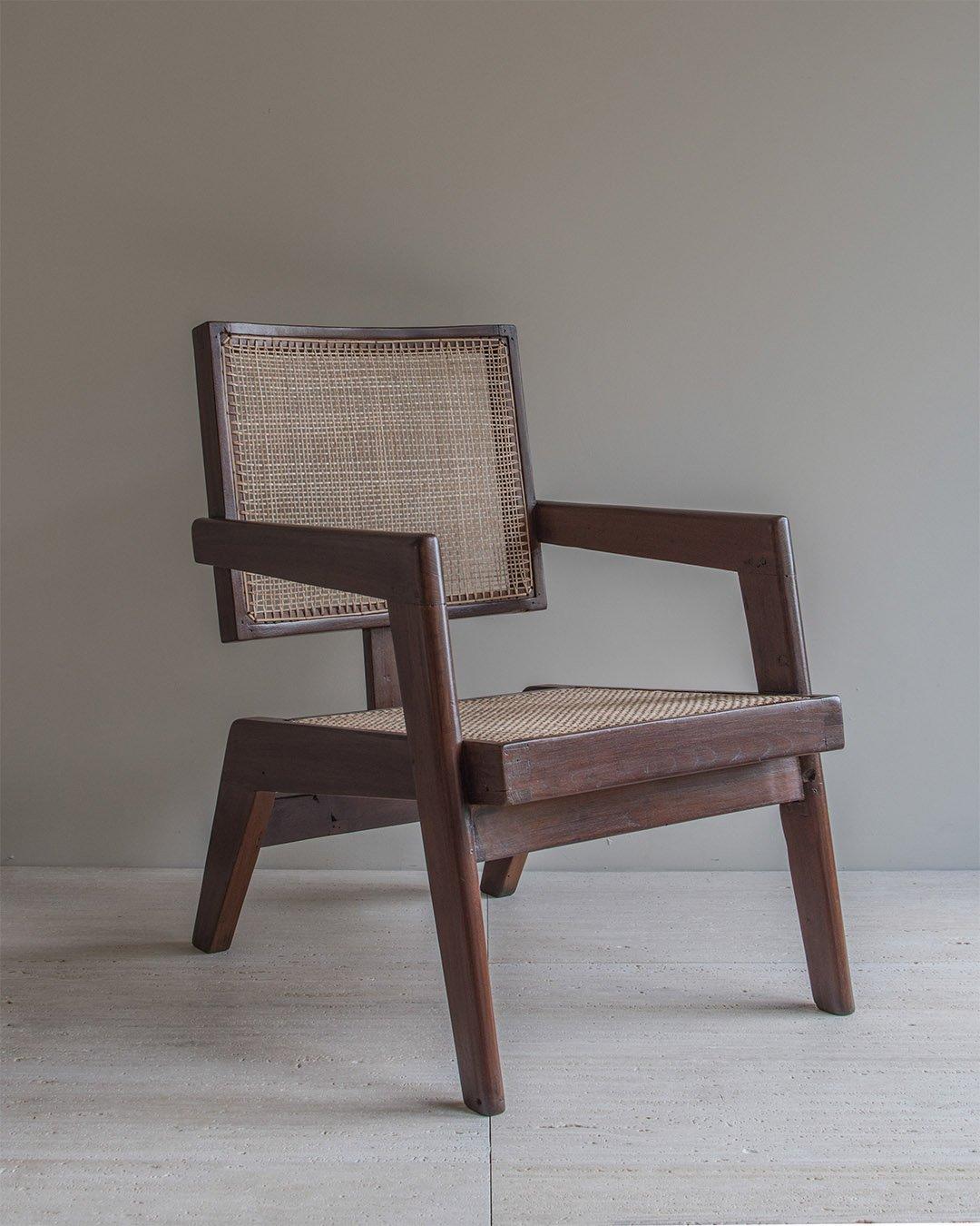 Auténtico PJ-SI-62-A raro sillón con respaldo de camello de Pierre Jeanneret - A veces llamado sillón de teca PJ-010617.

Sillón de teca maciza con asiento y respaldo de caña trenzada. Conjunto de patas tipo 