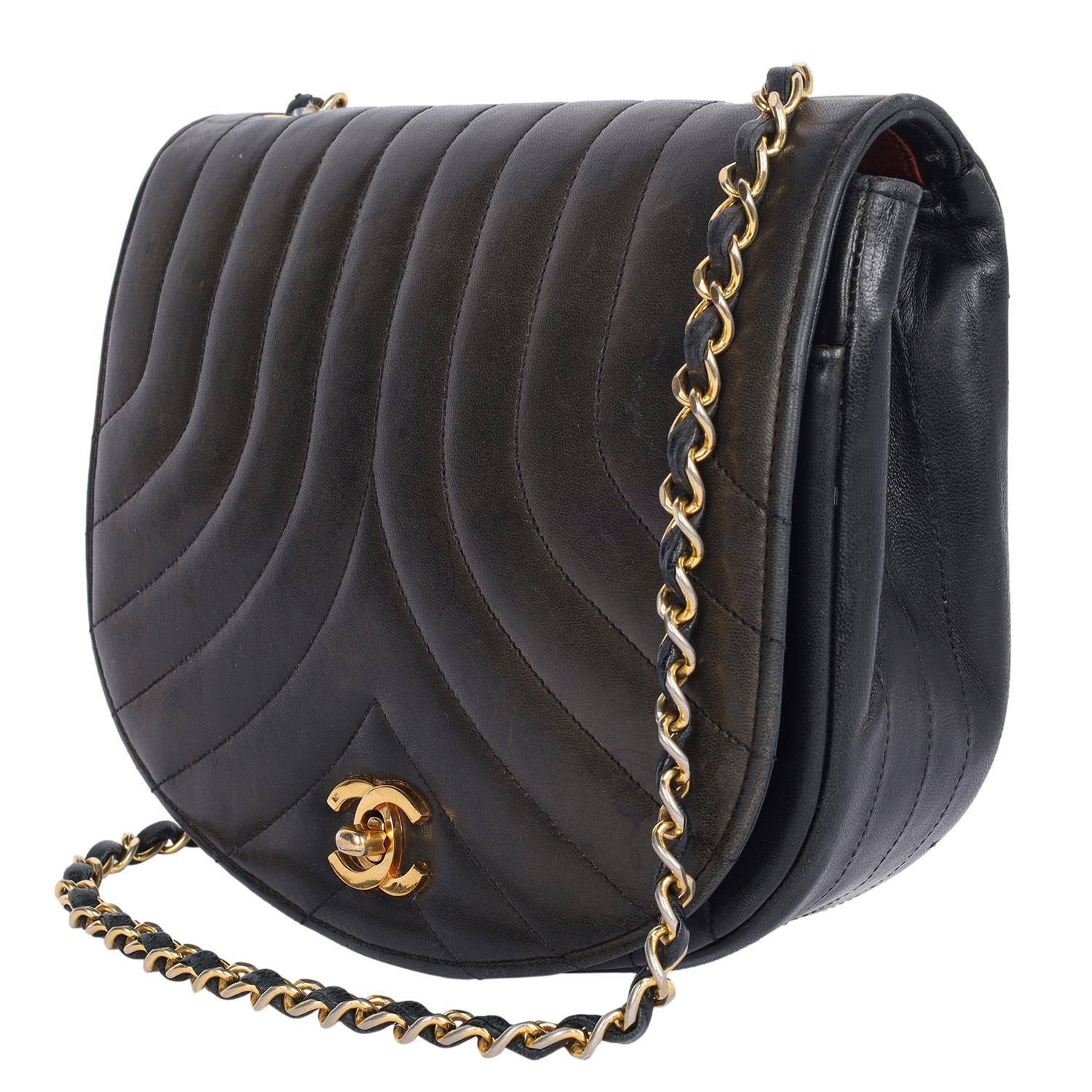 Chanel Black Classic Flap Quilted Leather Turn Lock Shoulder Bag Pour femmes en vente