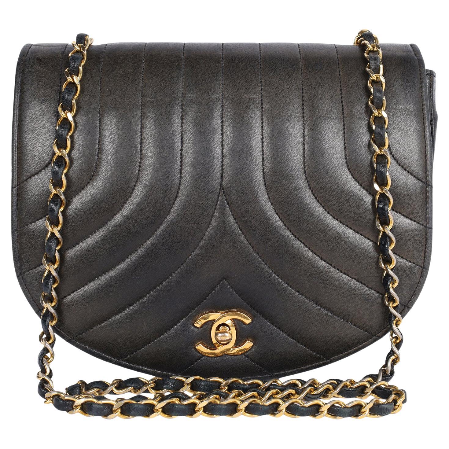 Chanel Black Classic Flap Quilted Leather Turn Lock Shoulder Bag en vente