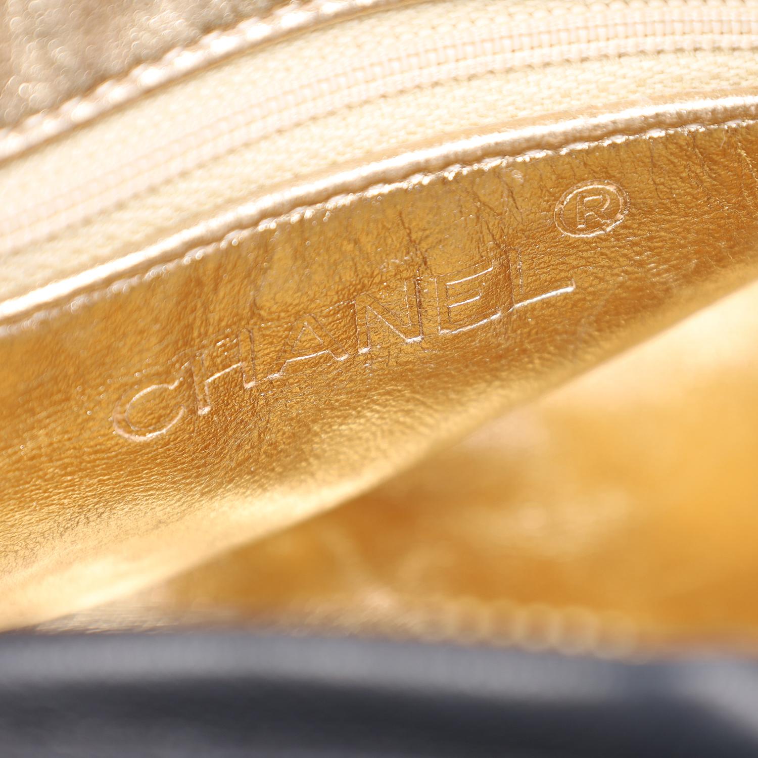 Chanel Mini sac bandoulière pour appareil photo matelassé en cuir satiné 1996 en vente 9