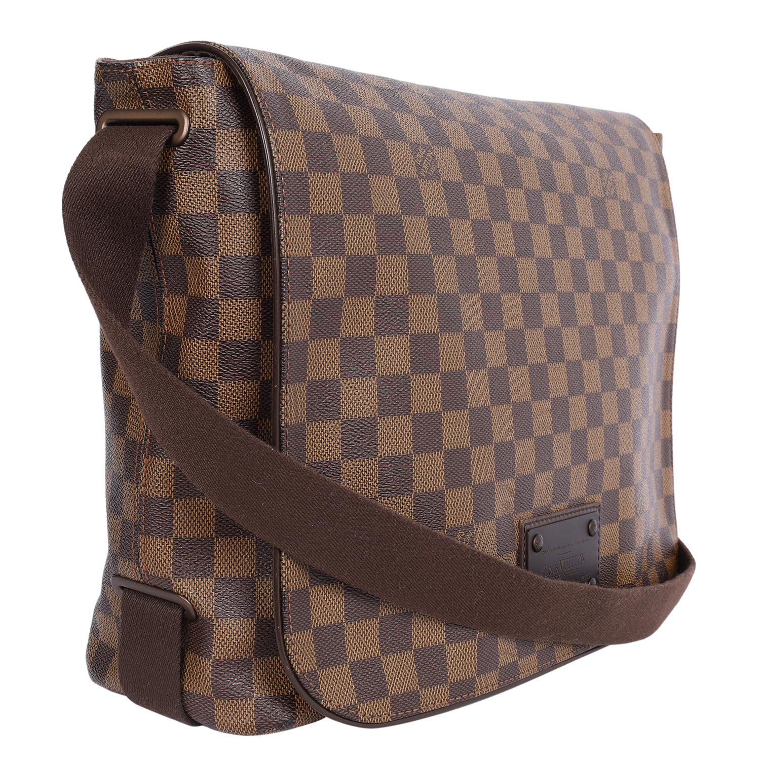 Women's or Men's Louis Vuitton Brown Checkered Damier Ebene Brooklyn GM Messenger Bag For Sale