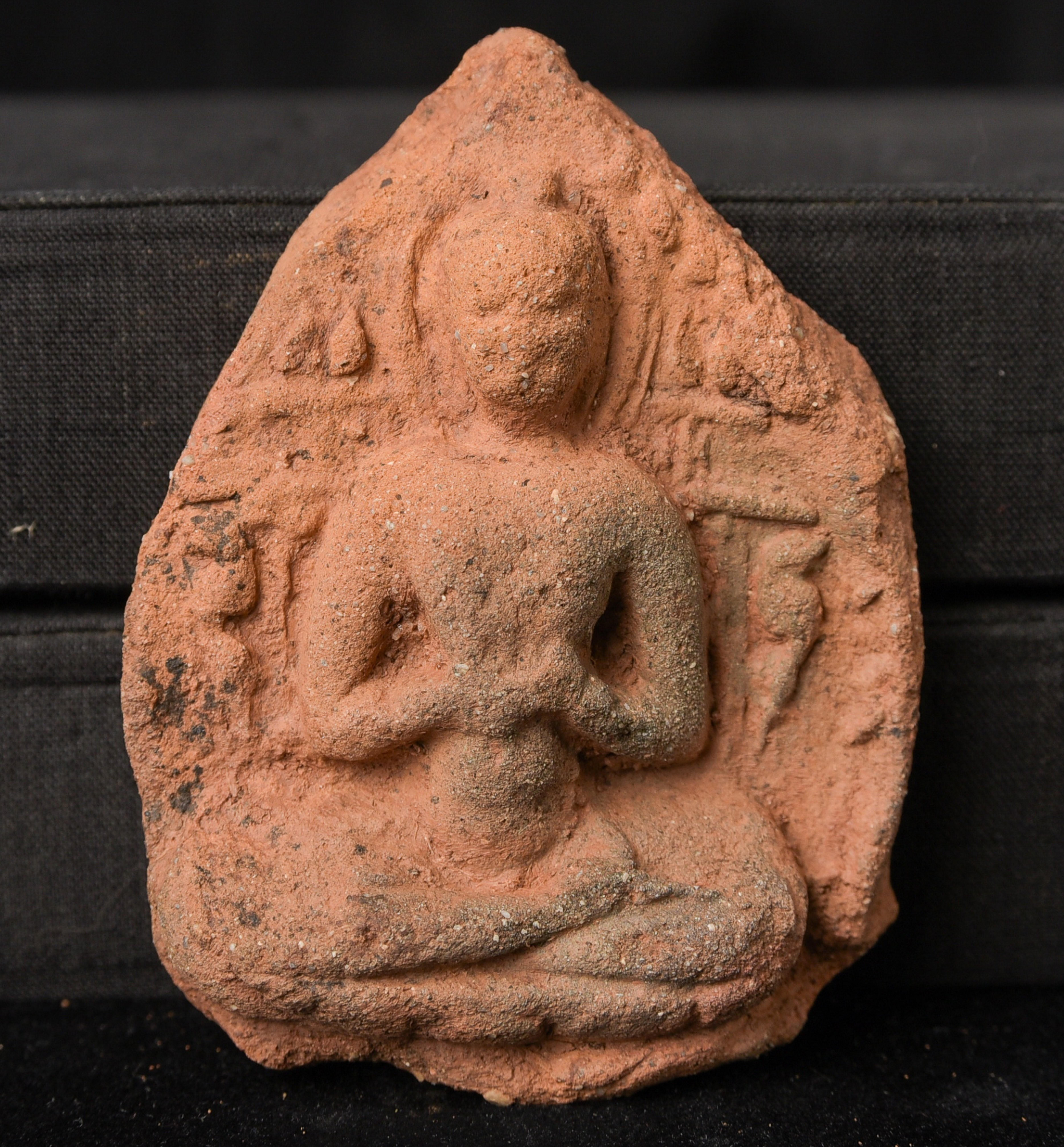 Authentique tablette de Bouddha Pyu ou d'un autre type de tablette birmane ancienne. Datant de plus de 1000 ans (et peut-être plus près de 12 ou 14 siècles), ce type d'objets était généralement fabriqué en grand nombre et enterré sous les stupas et