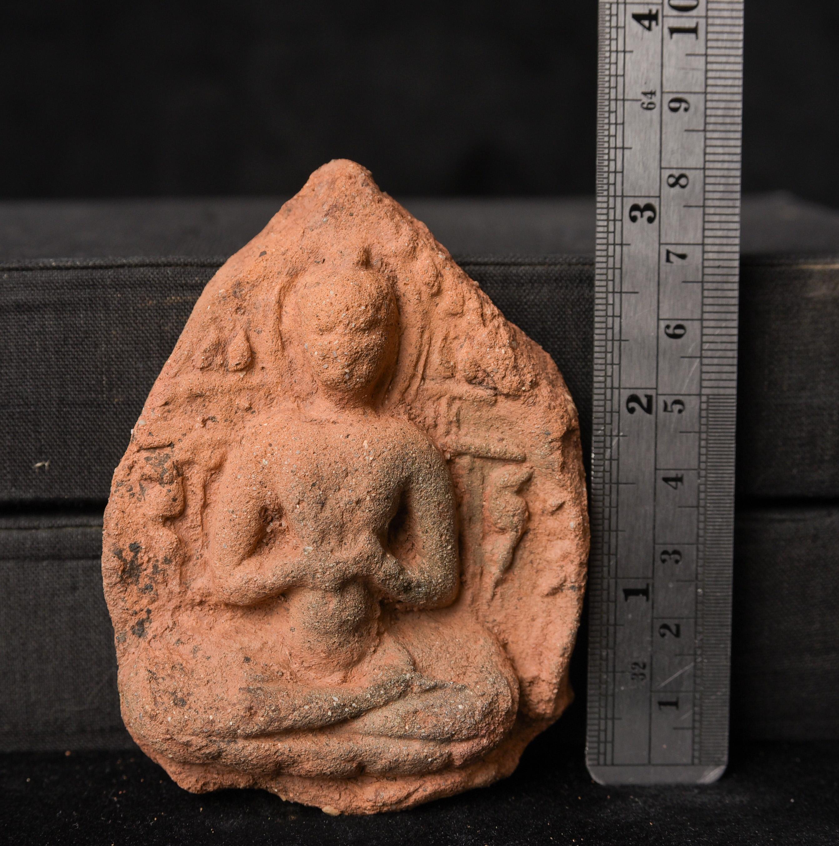 Sculpté Authentique table de bouddha Pyu ou autre table de bouddha birmane ancienne. Plus de 1000 ans d'âge 10587 en vente