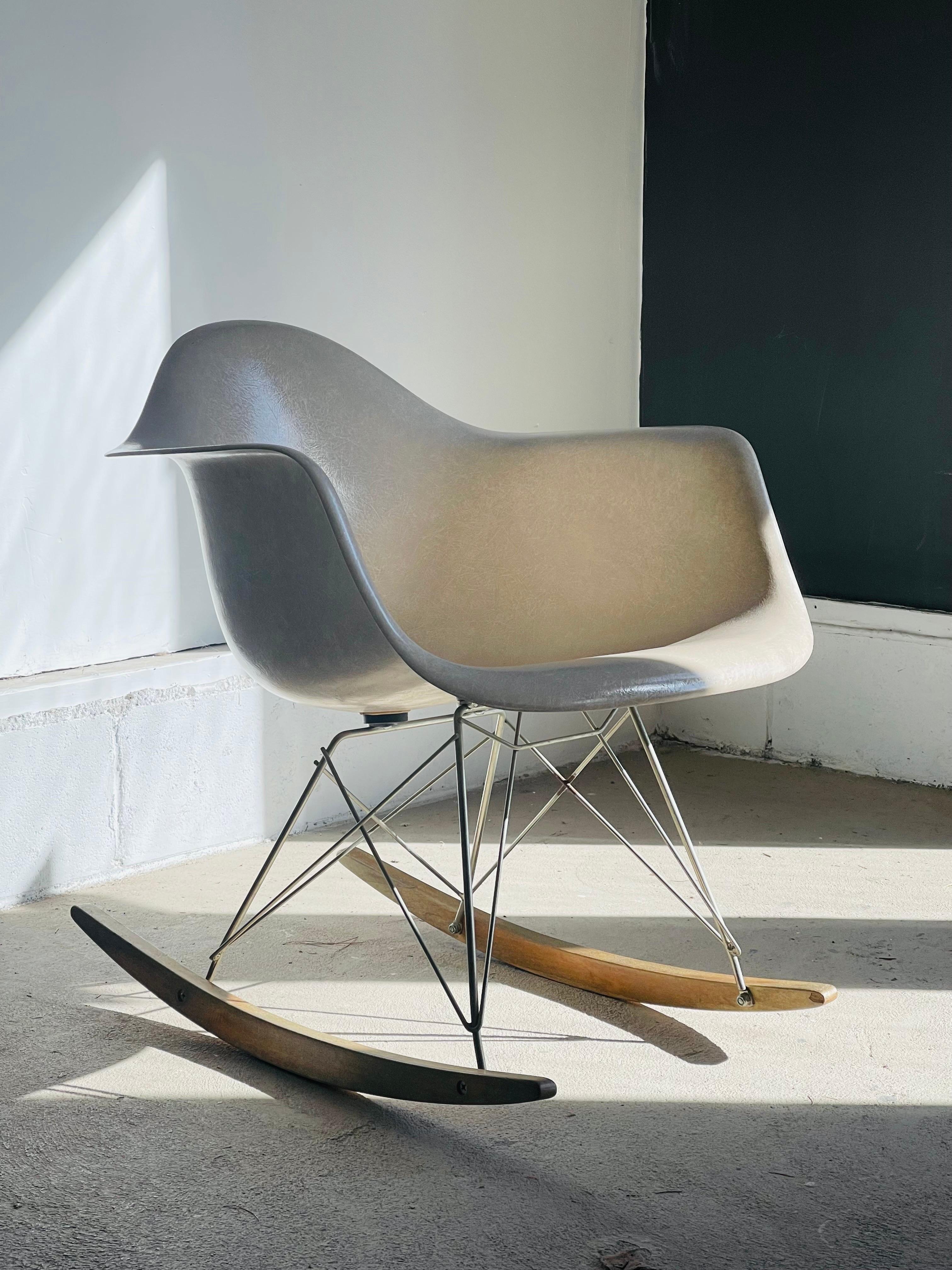 Authentic RAR Rocking Chair by Charles & Ray Eames for Herman Miller, 1960s For Sale 5