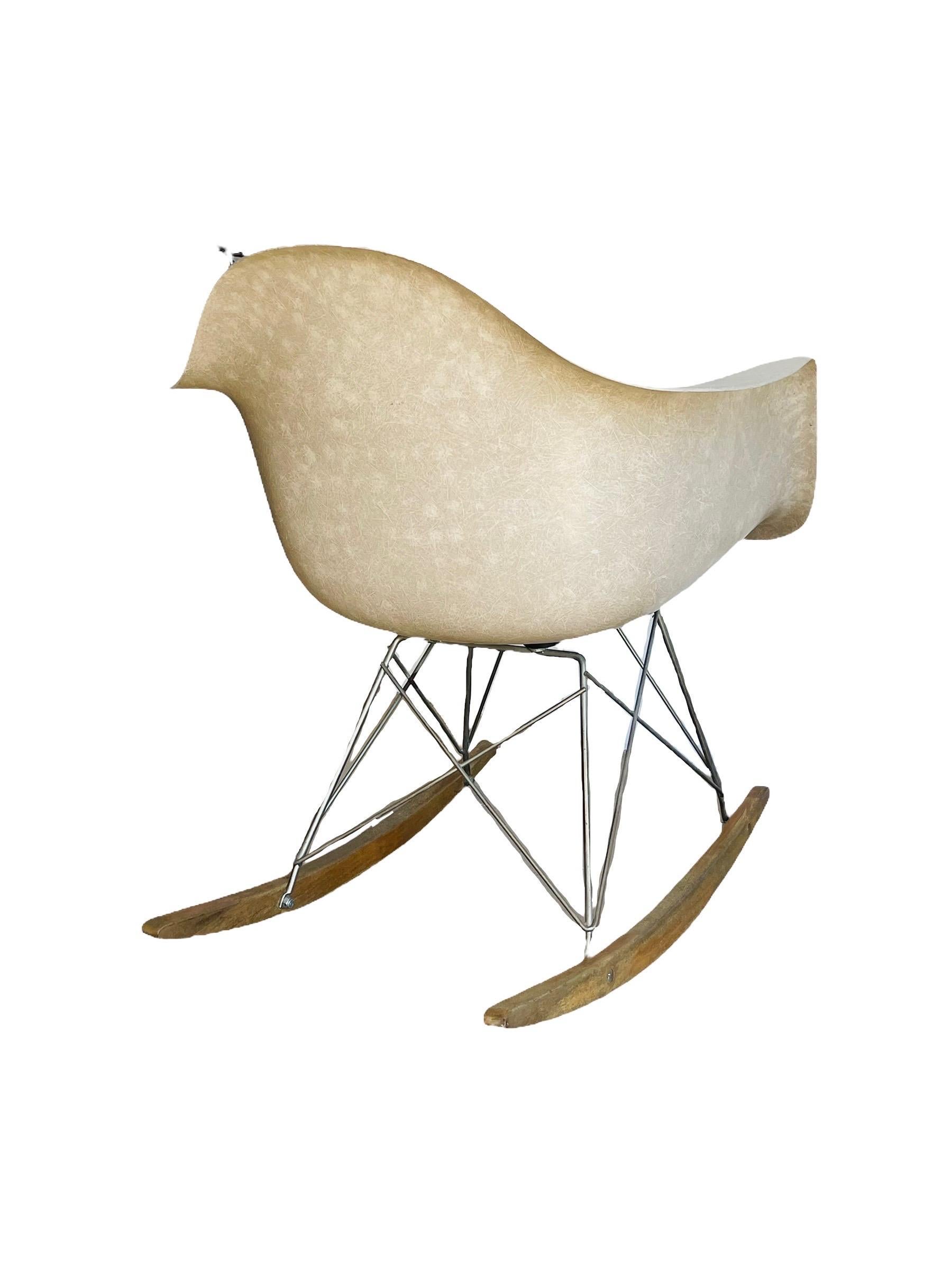 Mid-Century Modern Authentic RAR Rocking Chair by Charles & Ray Eames for Herman Miller, 1960s For Sale