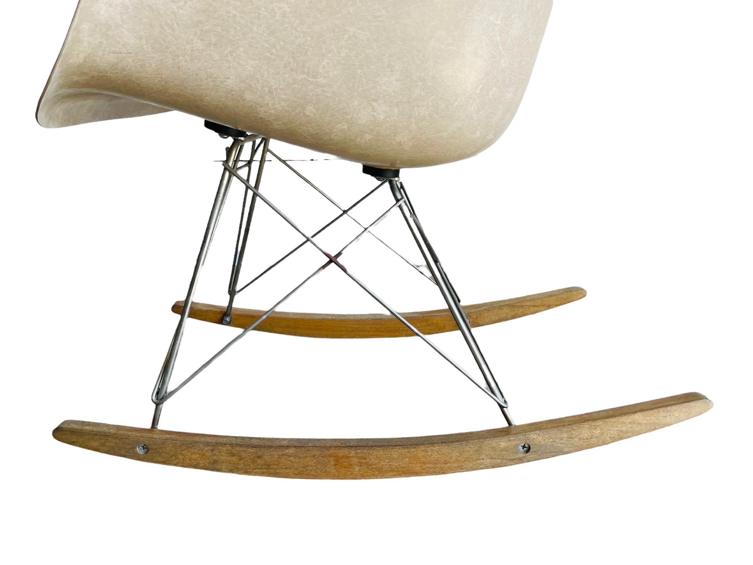 20ième siècle Fauteuil à bascule authentique RAR de Charles & Ray Eames pour Herman Miller, années 1960 en vente