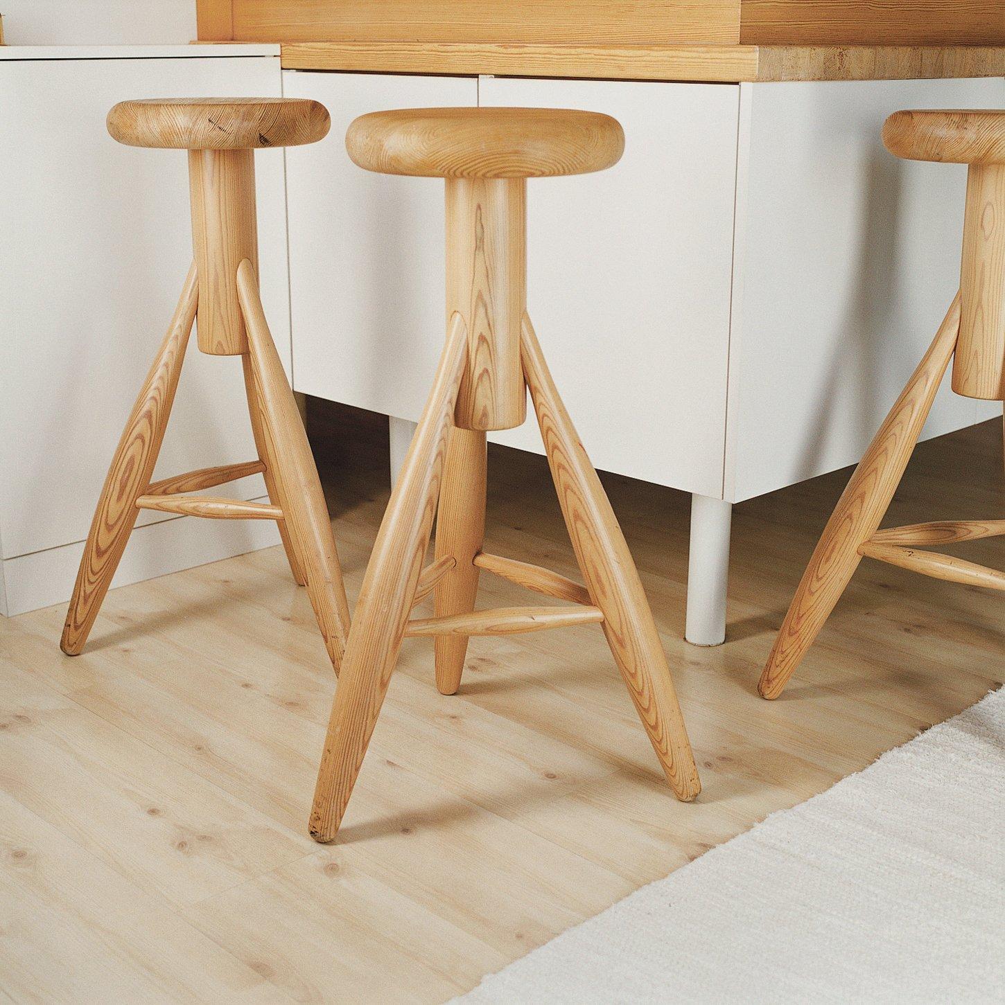 Authentic Rocket Bar Stool in Oak with Black Lacquer by Eero Aarino & Artek In New Condition In Glendale, CA