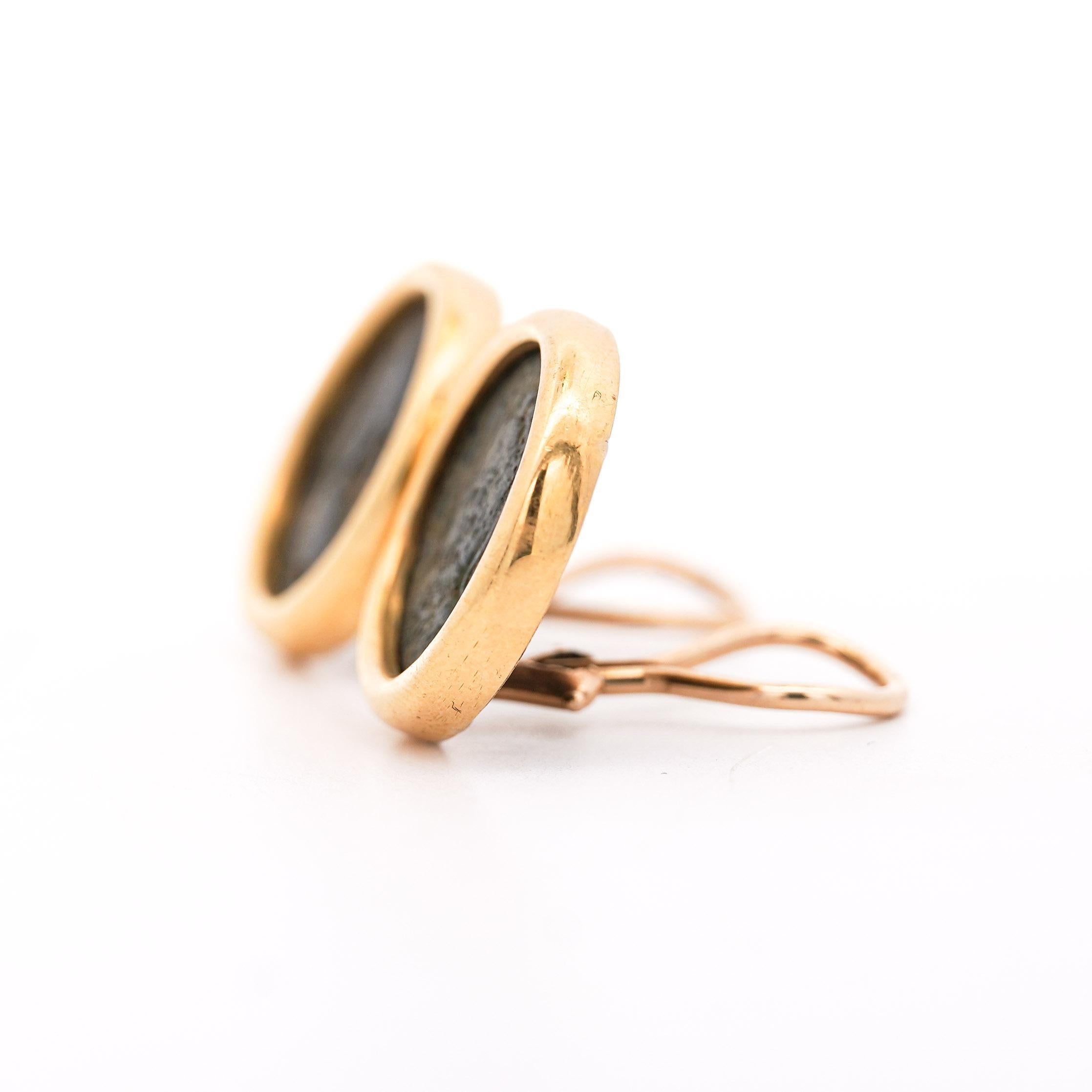 Autentici orecchini a perno in oro giallo 14K con monete antiche in bronzo e chiusura a leva. Ogni orecchino misura 20,5 mm di larghezza e pesa 14,44 grammi in totale per la coppia.

Specifiche del prodotto:
Tipo di articolo: Orecchini a