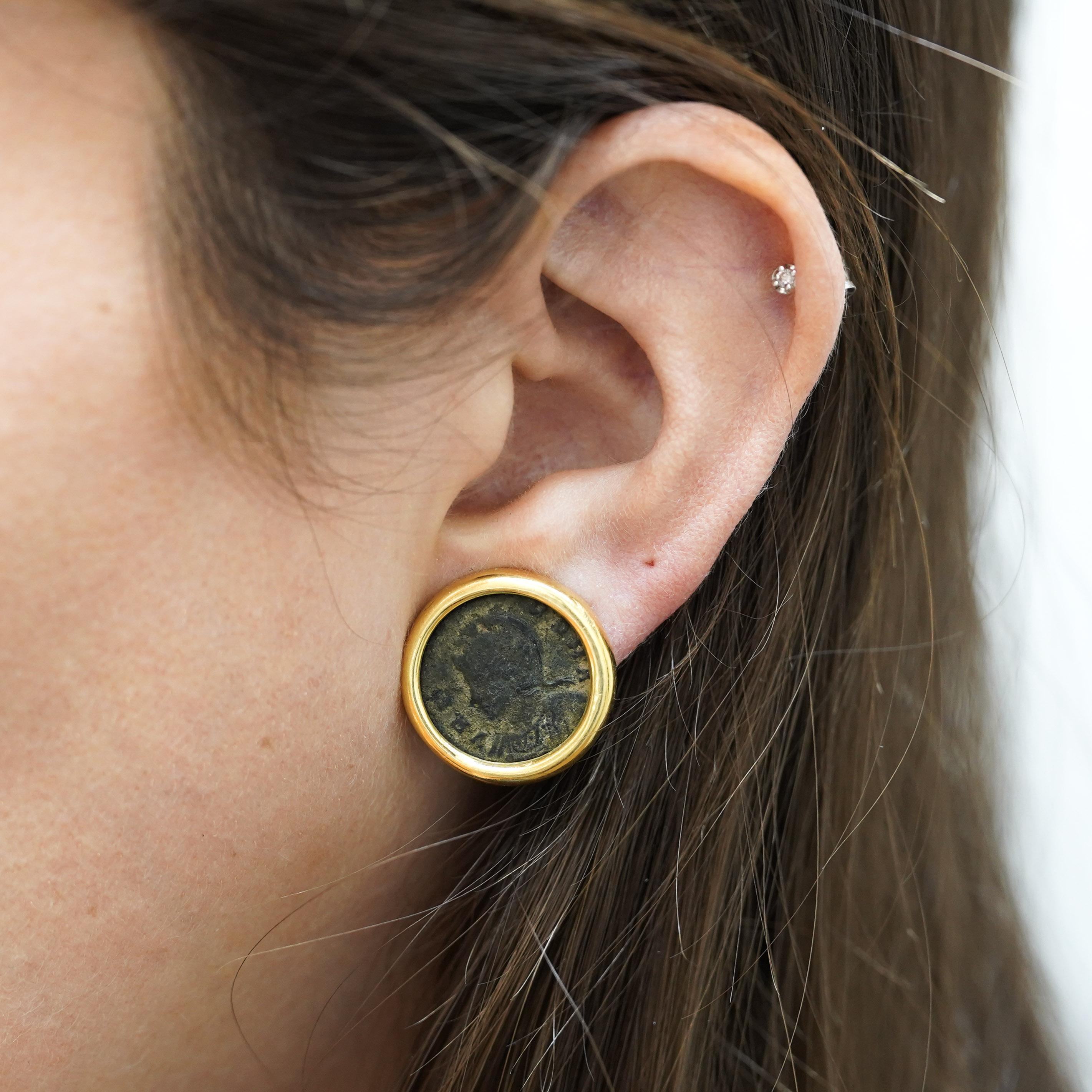 Autentici orecchini con castone in oro 14K con chiusura a leva In condizioni buone in vendita a Miami, FL