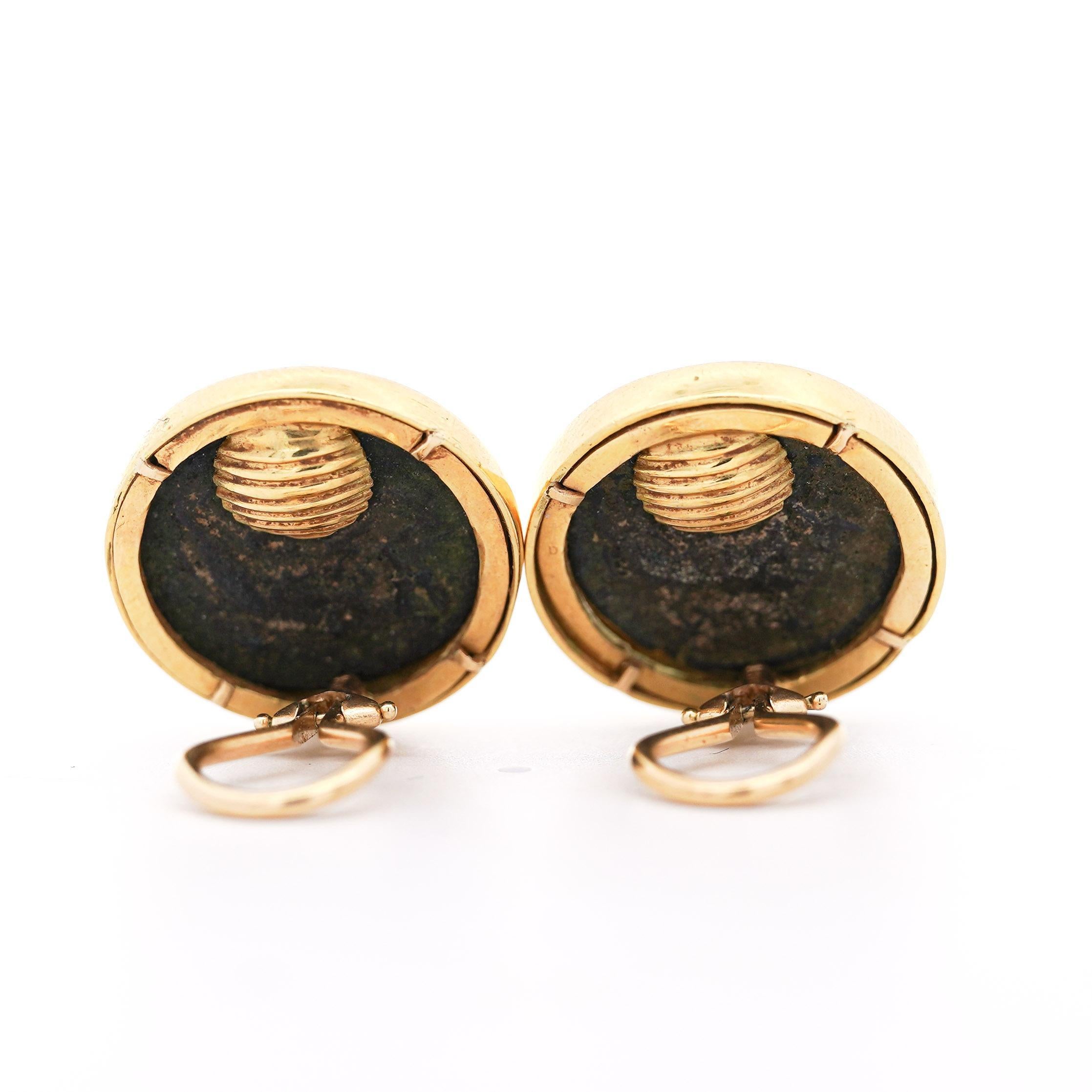 Autentici orecchini con castone in oro 14K con chiusura a leva in vendita 3