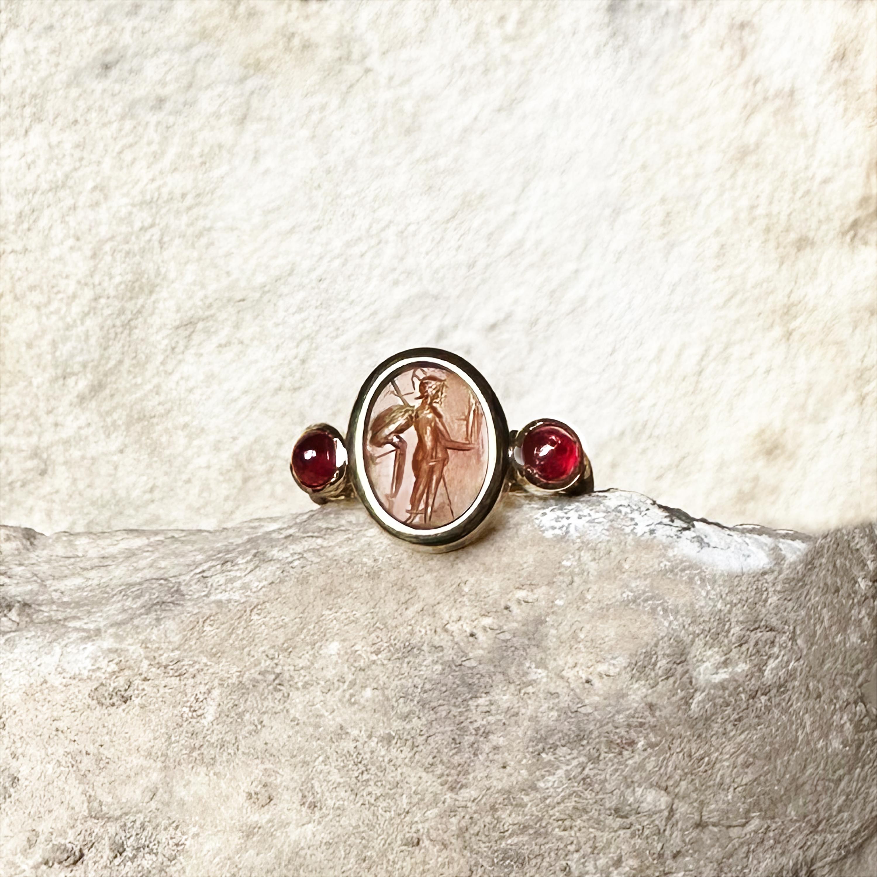 Authentischer römischer Intaglio-Ring aus 18 kt Gold mit der Darstellung der Göttin Athena Nicephora (Klassisch-römisch)