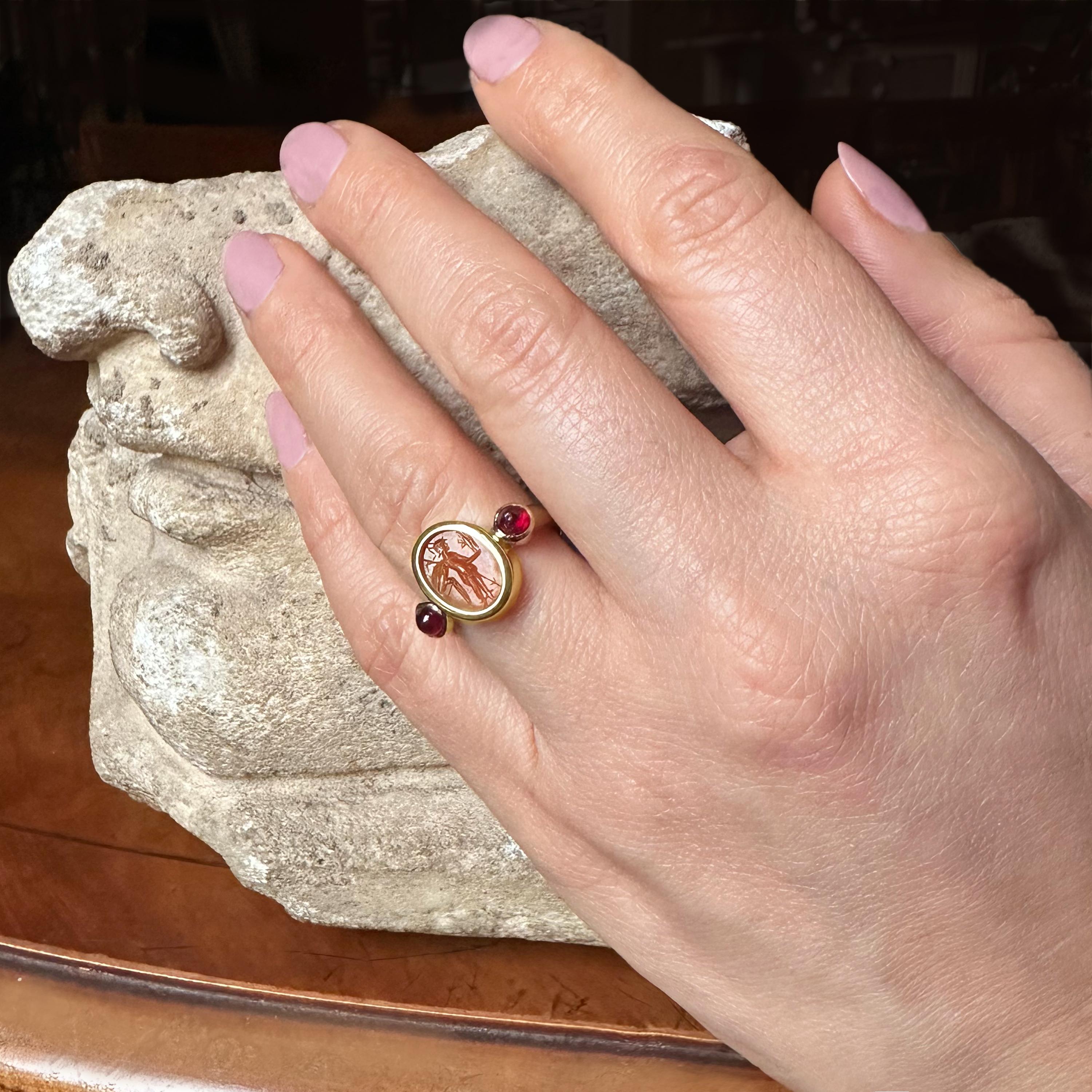 Authentischer römischer Intaglio-Ring aus 18 kt Gold mit der Darstellung der Göttin Athena Nicephora im Zustand „Neu“ in Roma, IT