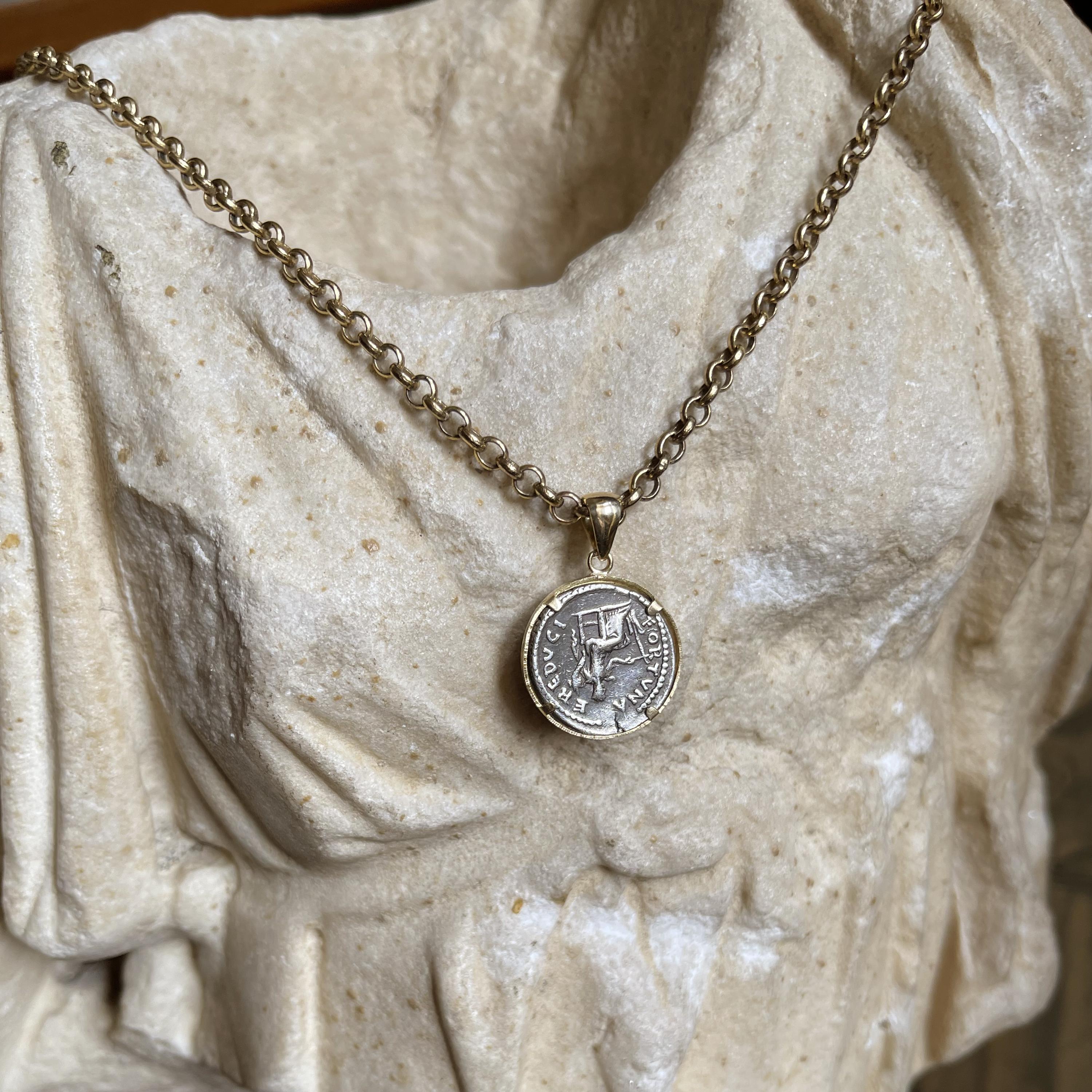 Romain classique Pendentif authentique en or 18 carats avec pièce d'argent romaine avec Emp. Hadrien 