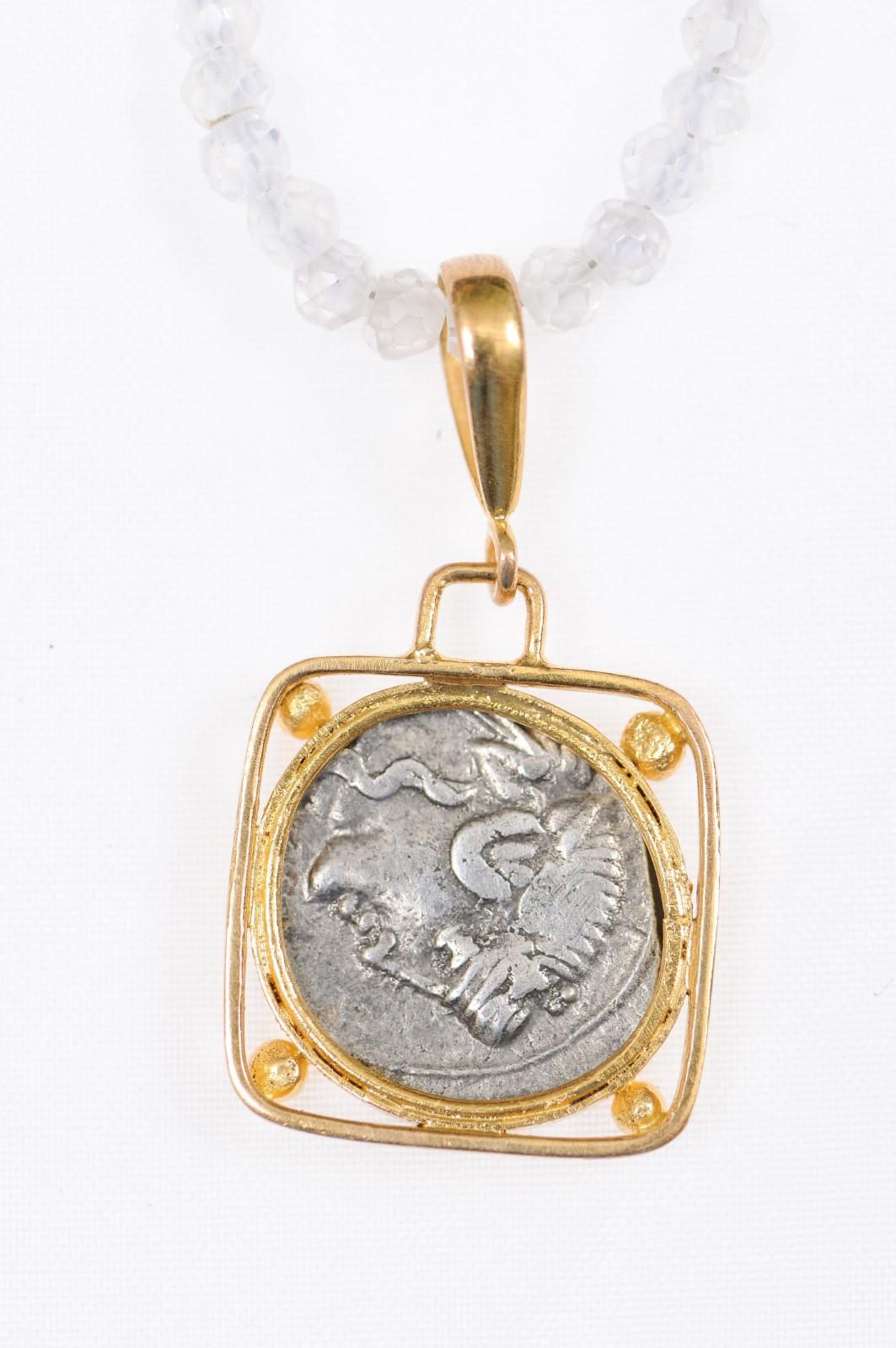 Authentique pièce de monnaie romaine en A Silver avec Pegasus sertie dans un pendentif en or 22k personnalisé en vente 5