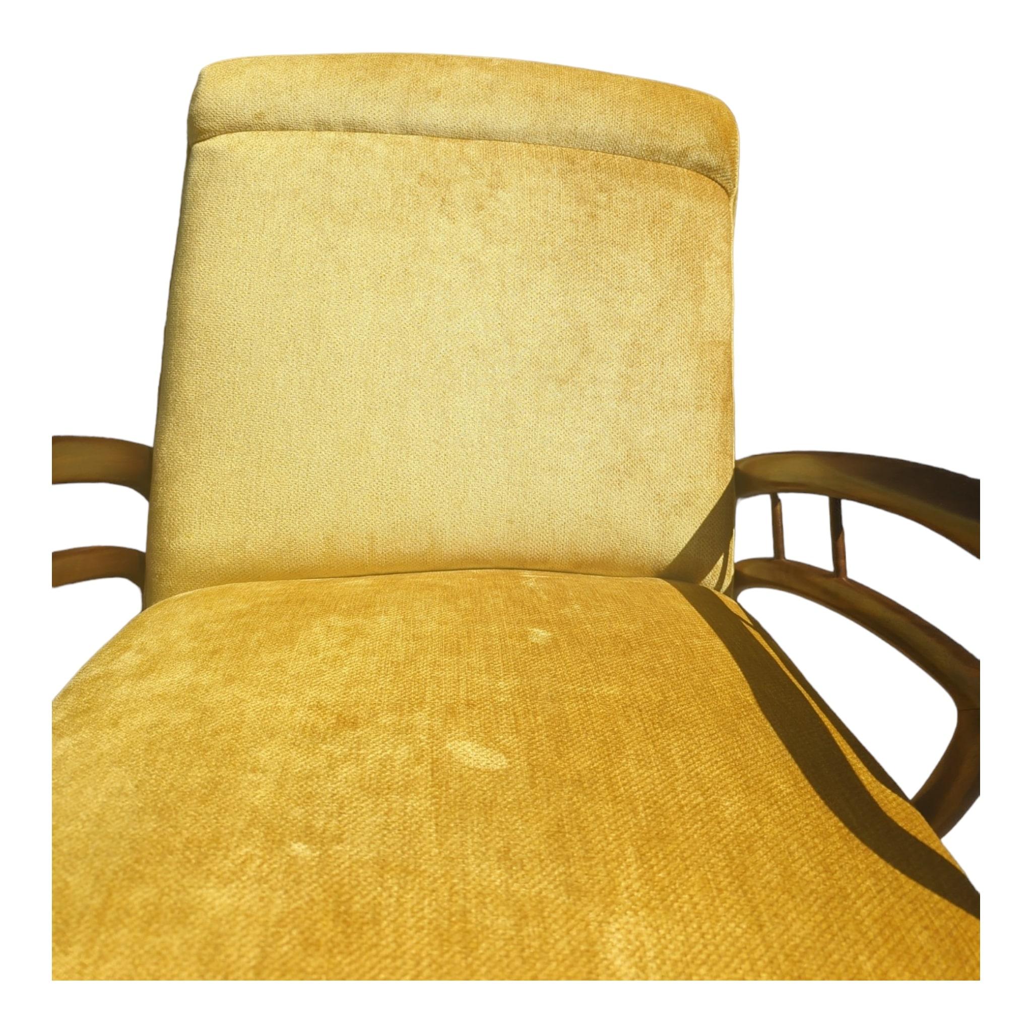 Authentique fauteuil Rudowski entièrement restauré en velours moutarde noirbean en vente 4