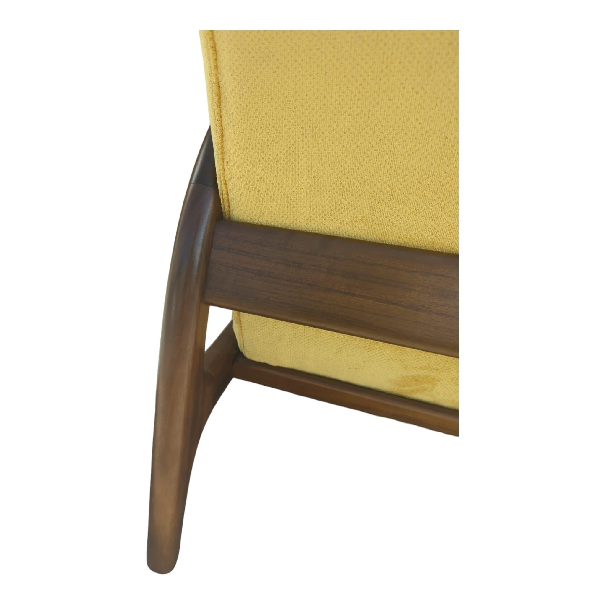 Authentique fauteuil Rudowski entièrement restauré en velours moutarde noirbean en vente 6