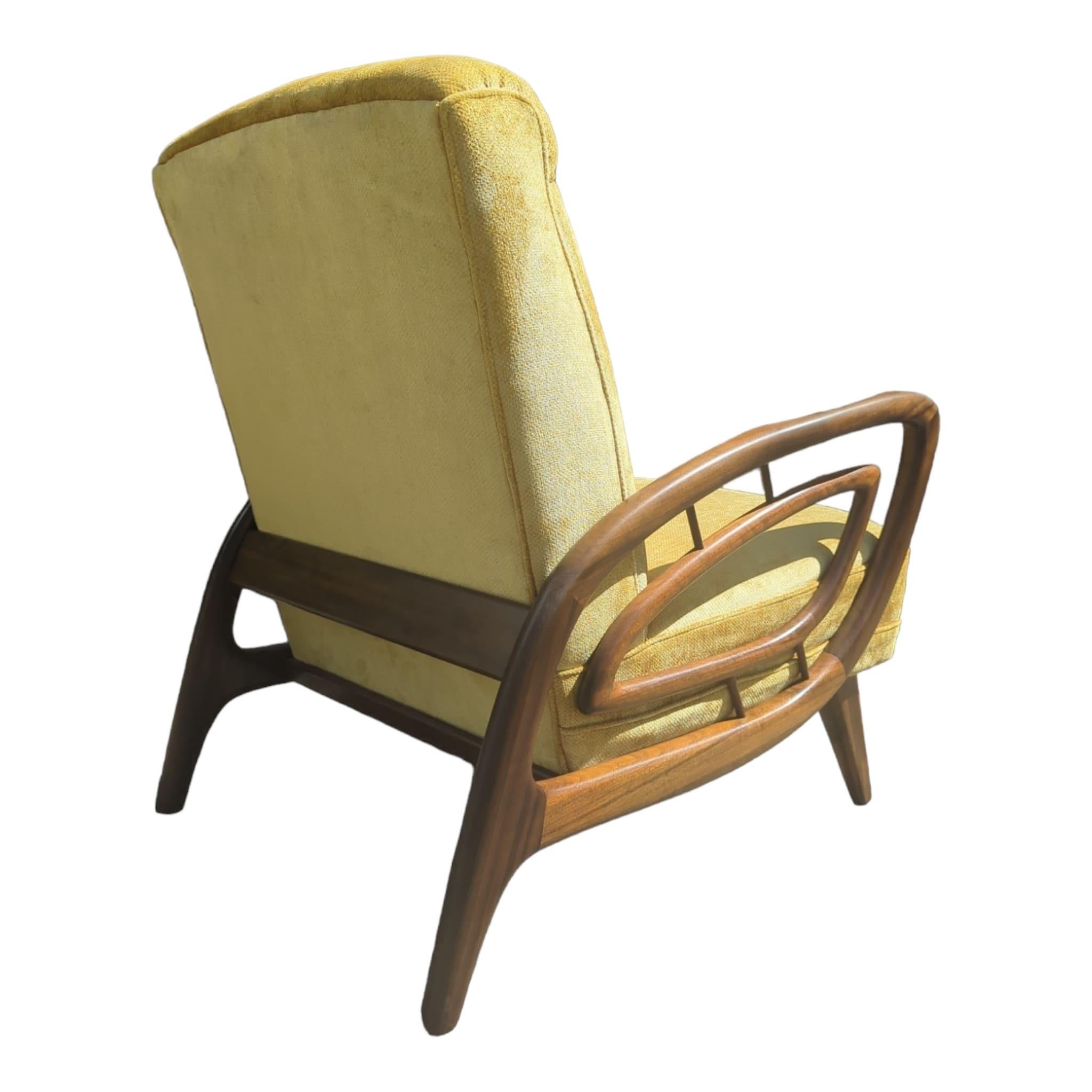 Mid-Century Modern Authentique fauteuil Rudowski entièrement restauré en velours moutarde noirbean en vente