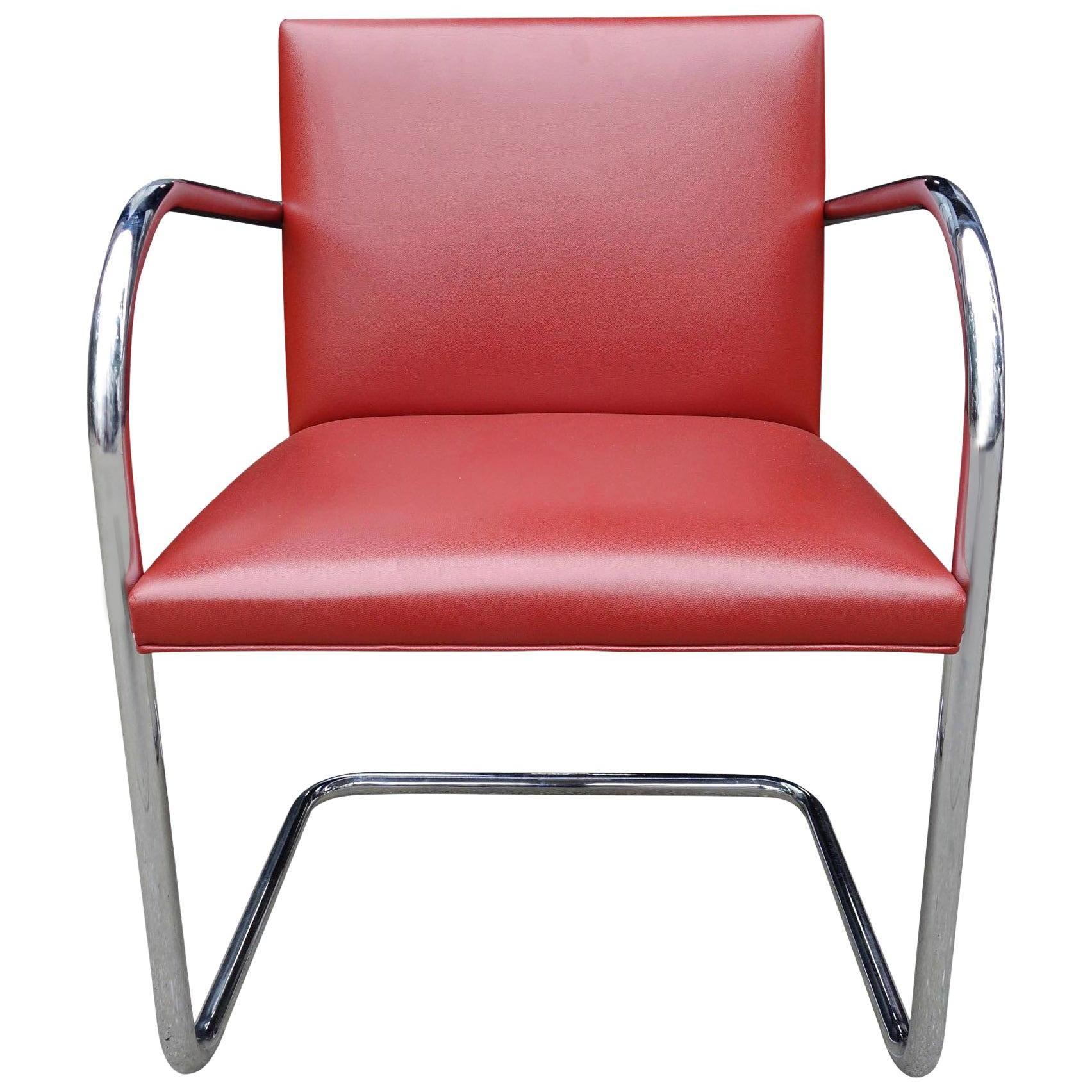 Commande spéciale de chaises en cuir rouge rembourrées par Knoll. Magnifique et très peu utilisé.