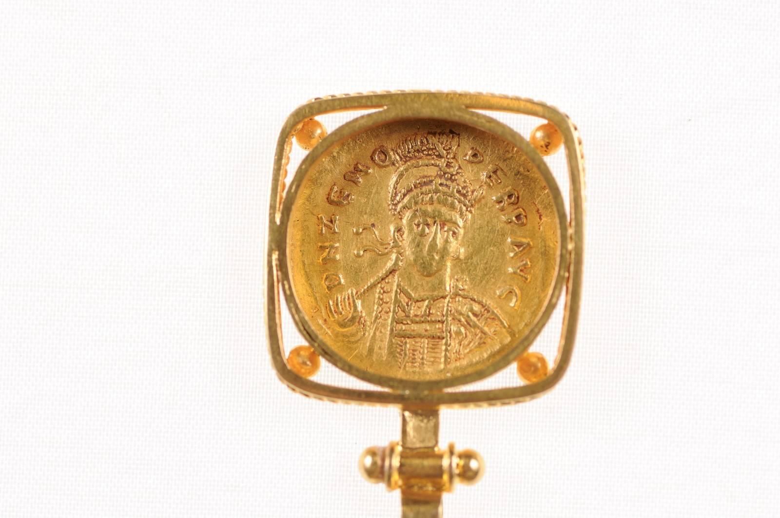 Authentique pièce de monnaie impériale romaine Solidus en or 22k pendentif de collier, circa 476 ADS en vente 2