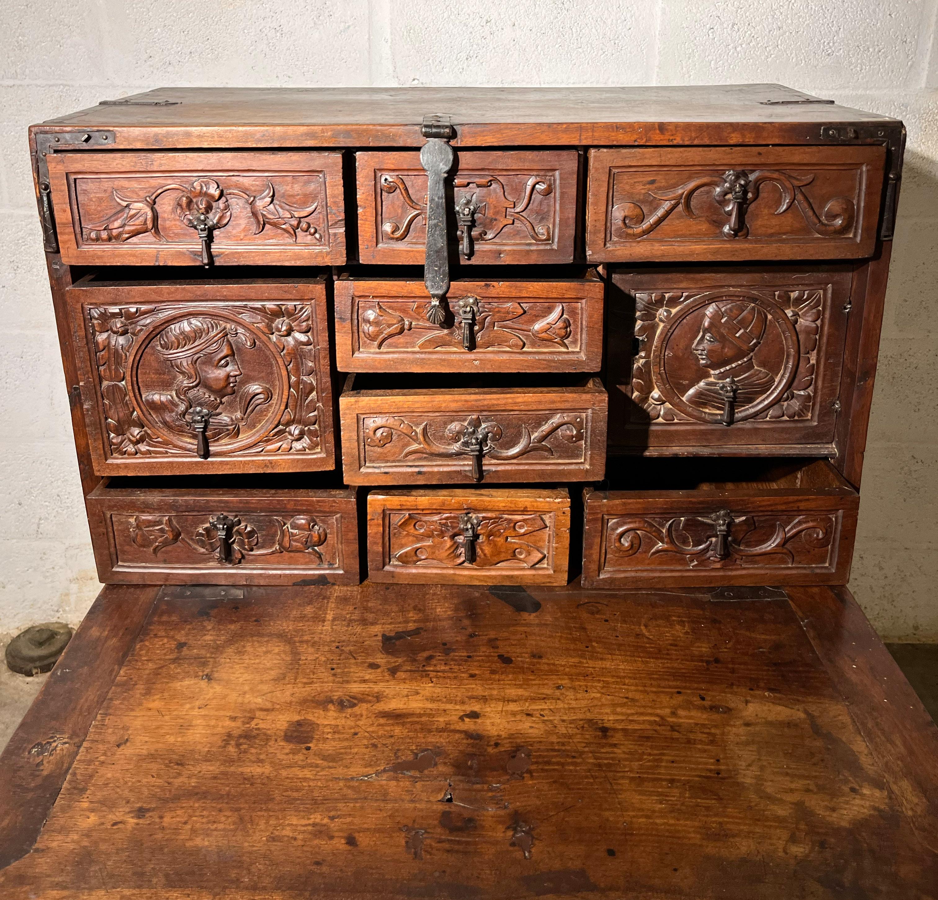 Español Bargueño 
Escritorio de viaje.
Madera de frutal  fin del 17 .
personajes masculinos y femeninos finamente tallados a mano, podría ser un cofre de boda 
Hardware original
Objeto de gusto perfecto para un 