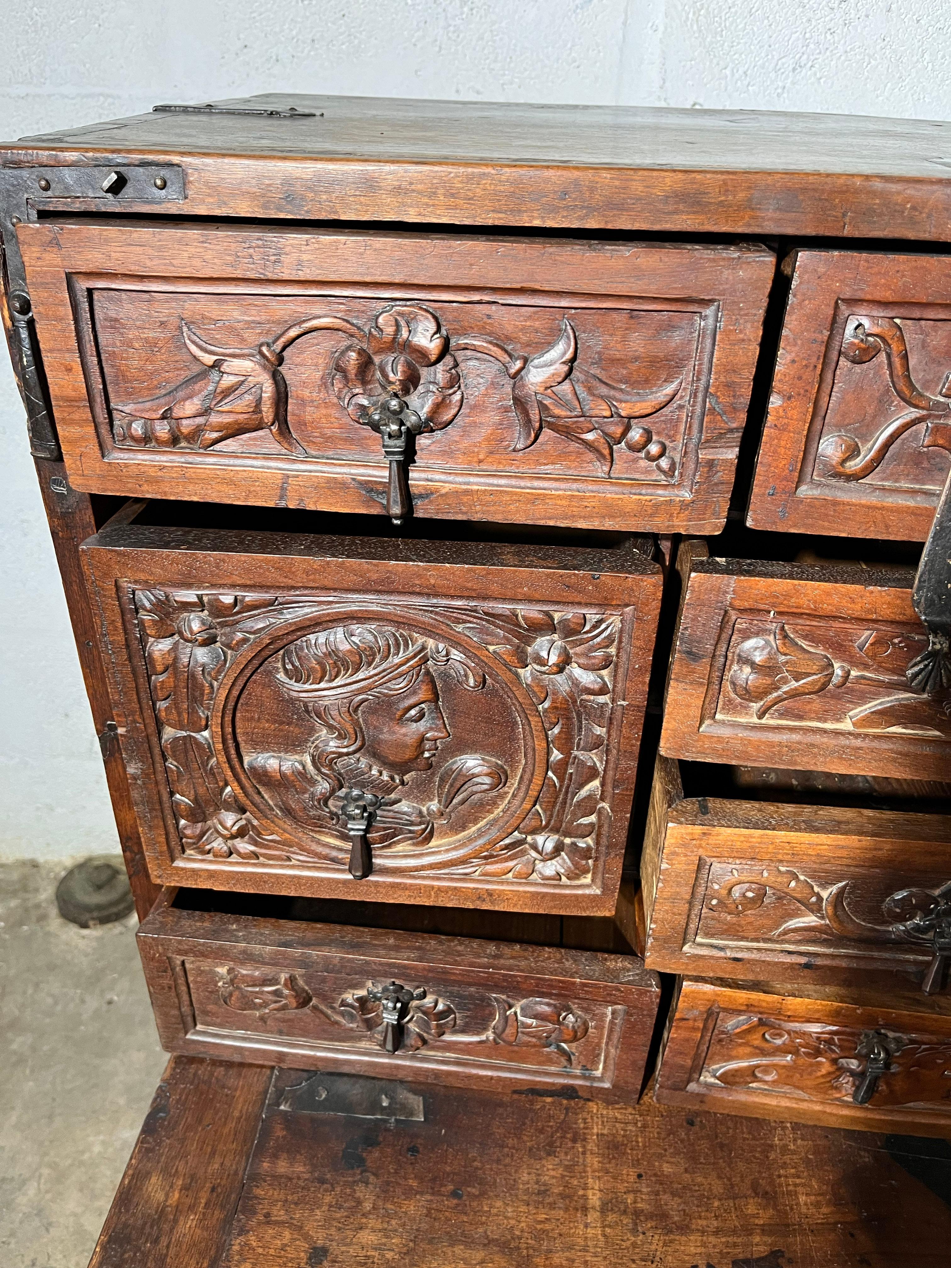 Auténtico extremo español 17º Armario Bargueno Fruta Madera herrajes de hierro Colonial español en venta