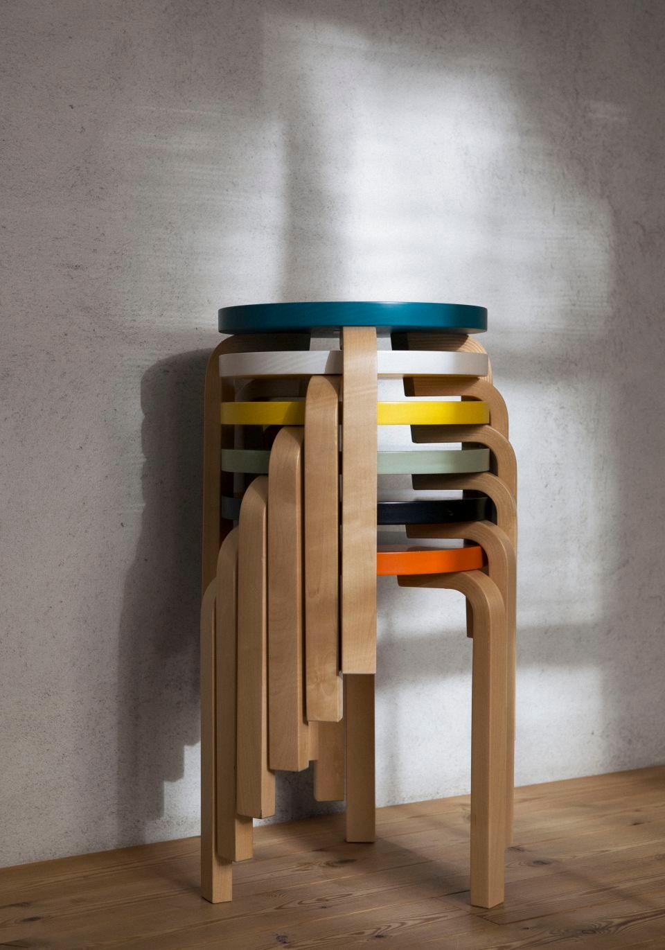 Laccato Sgabello Authentic 60 in betulla laccata con seduta in laminato di Alvar Aalto+Aalto in vendita