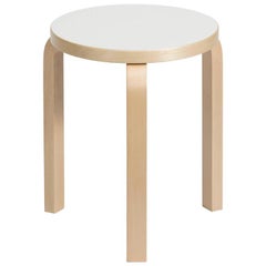 Sgabello Authentic 60 in betulla laccata con seduta in laminato di Alvar Aalto+Aalto