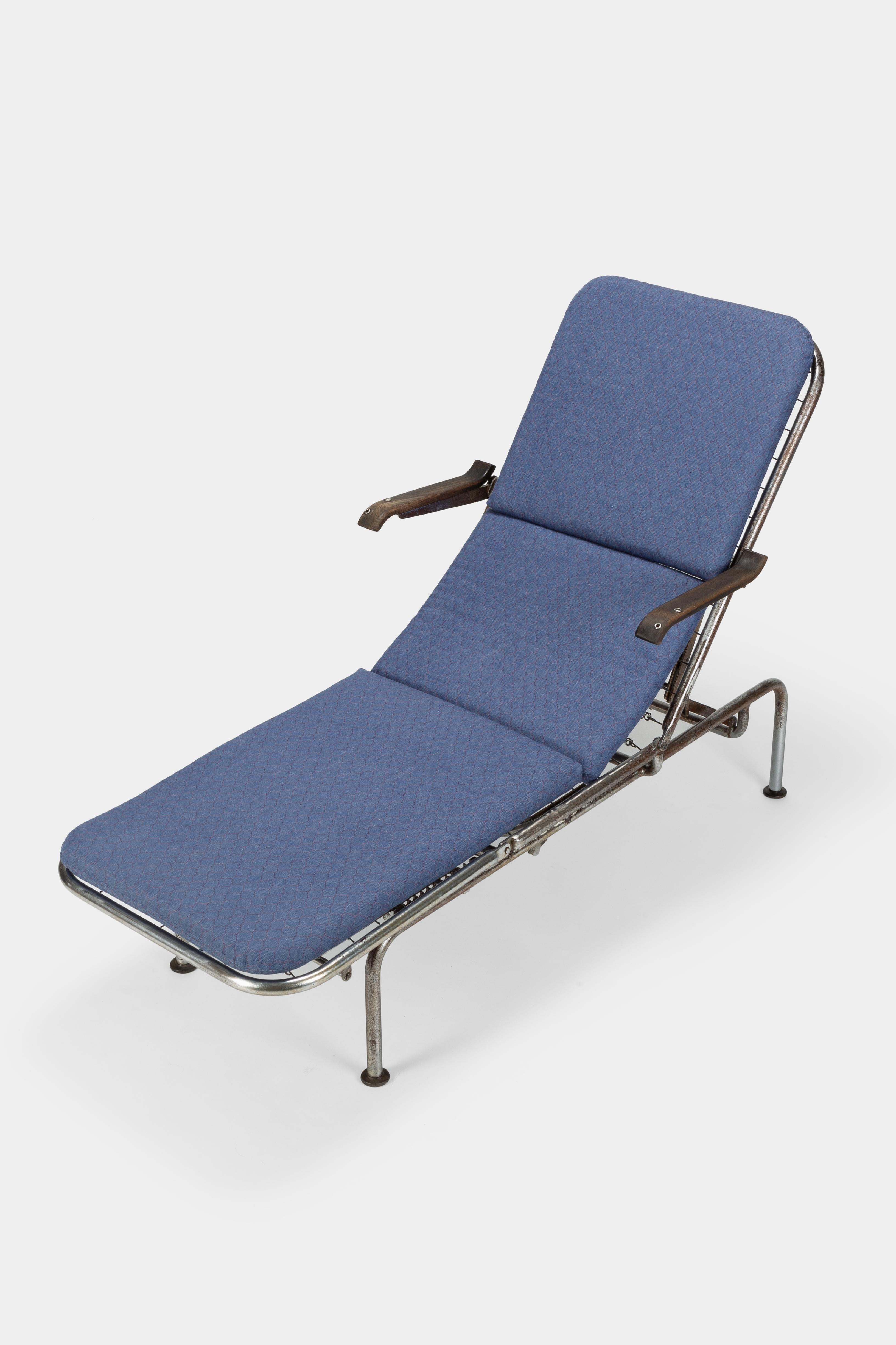 Lounger manufactured in the 1930s in Switzerland. Varied adjustable lounger. The corroded steel tube frame was cleaned and lacquered. The newly prepared, customized cushions are covered with a blue cotton fabric. The patina was covered with lacquer