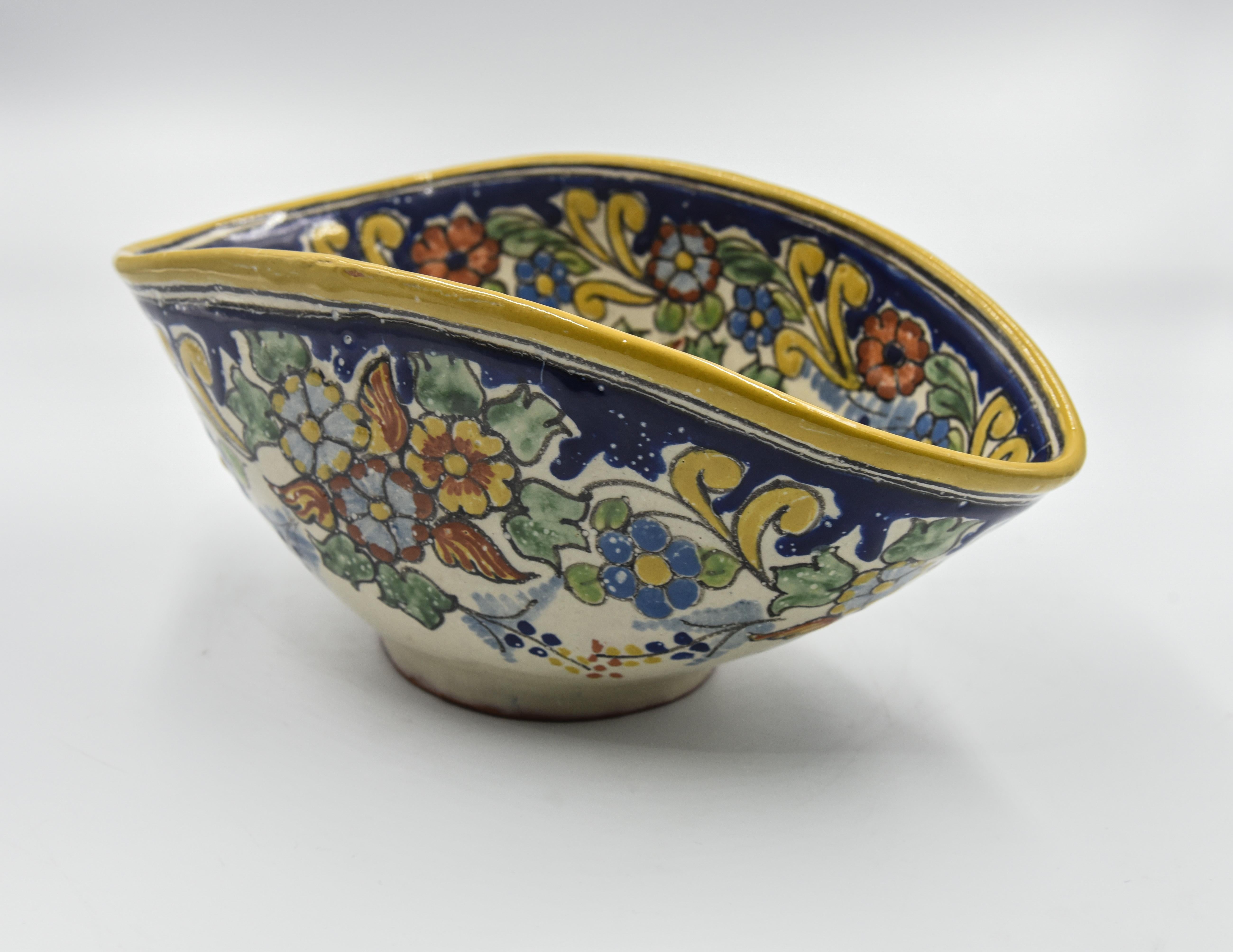 This impressive one of a kind vide-poche is a true representation of Cesar Torres's work. This beautiful decorative dish is formed by a flower texture and designed with a modern influence. 

The Talavera is not just a simple painted ceramic: its