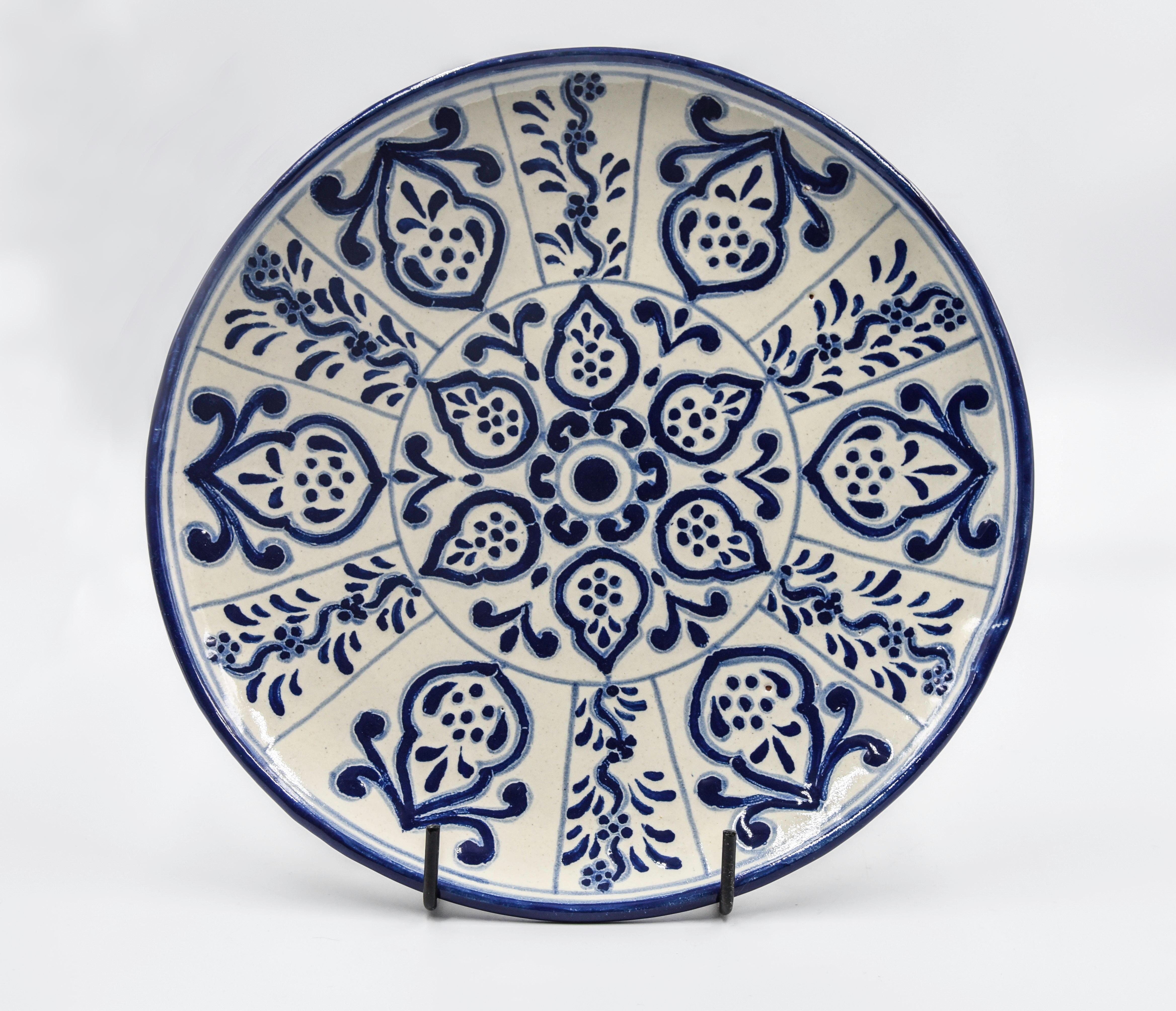 Dieser dekorative Talavera-Teller ist ein zeitgenössisches Beispiel für Talavera heute. Der Künstler Cesar Torres entlarvt die Vergangenheit und porträtiert die Gegenwart in einer Videopoche rustikaler mexikanischer Eleganz. 

Die Talavera ist nicht