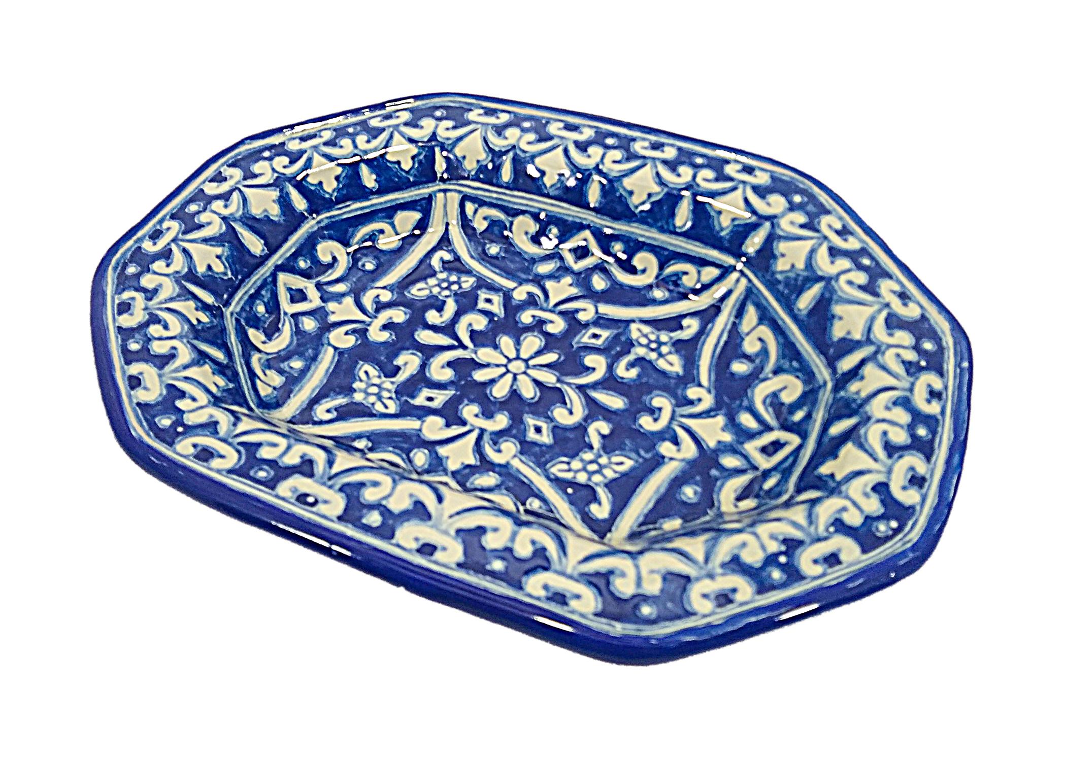 Elegante piatto bianco e blu realizzato con la tecnica Talavera. L'artista Cesar Torres ritrae l'arte coloniale del Messico. 

La Talavera non è una semplice ceramica dipinta: la sua squisita decorazione è il prodotto di un delicato processo di