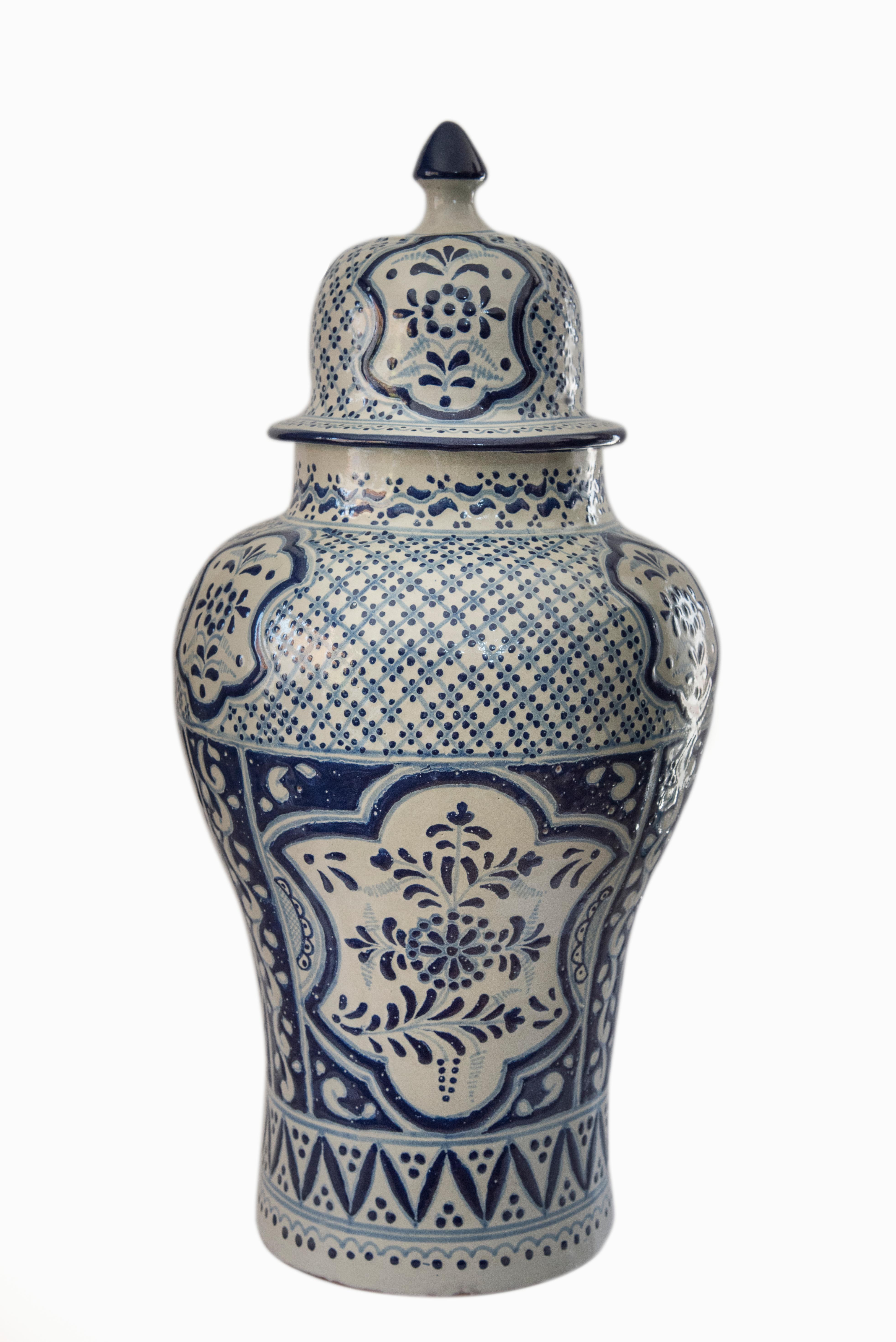 Élégant récipient blanc et bleu réalisé selon la technique Talavera. L'artiste Cesar Torres dresse le portrait de l'art colonial du Mexique. 

La Talavera n'est pas une simple céramique peinte : sa décoration exquise est le produit d'un délicat