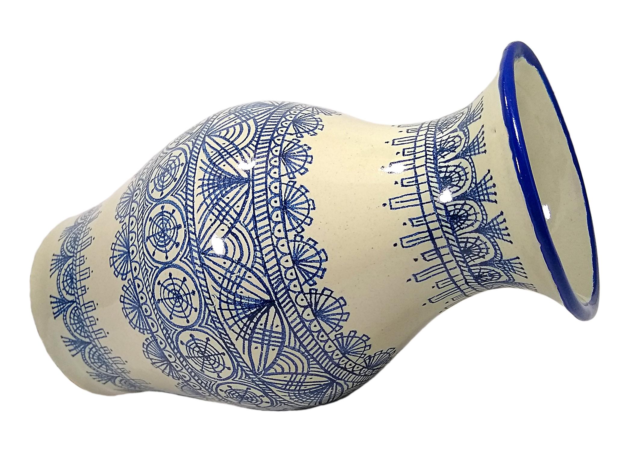 Elegante weiß-blaue Vase, hergestellt in der Talavera-Technik. Der Künstler Cesar Torres porträtiert die koloniale Kunst Mexikos. 

Die Talavera ist nicht nur eine einfache bemalte Keramik: Ihre exquisite Dekoration ist das Ergebnis eines delikaten