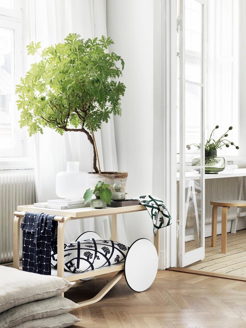 Autentico carrello da tè 901 in betulla e laminato bianco di Alvar Aalto+Aalto. 

I carrelli da tè di Alvar Aalto sono un complemento altamente funzionale e distintivo per una sala da pranzo o un'area hospitality. Presentato all'Esposizione