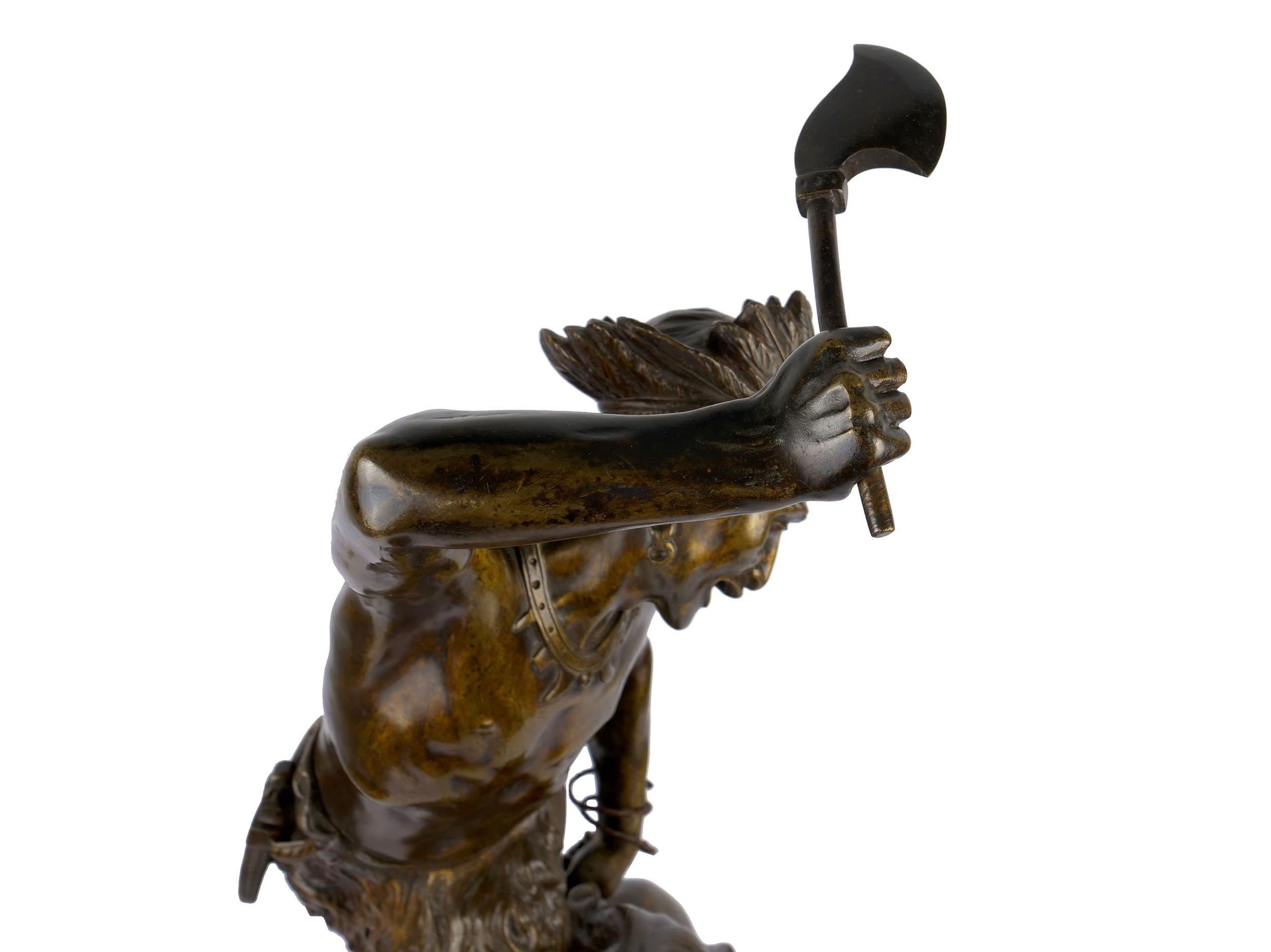 20ième siècle Authentique sculpture française en bronze de Thomas Cartier représentant un guerrier indien et un lynx