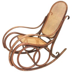 Authentique chaise à bascule Thonet n° 10 en bois de hêtre et rotin, vers 1890
