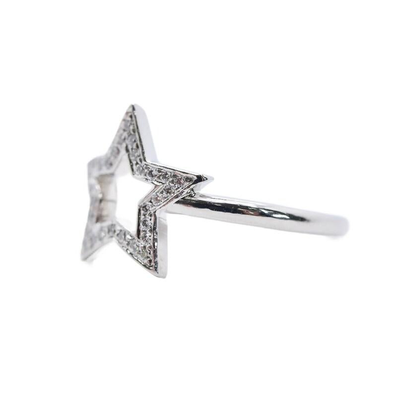 Aston Estate Jewelry stellt vor:

Ein Vintage Tiffany & Company Stern Form Diamantring in Platin. Pave Set mit 0,15 Karat Diamanten der Farbe E/F und Reinheit VVS.

Gepunzt als Platin, signiert Tiffany & Co.

Abmessungen: 12,7 mm Durchmesser von