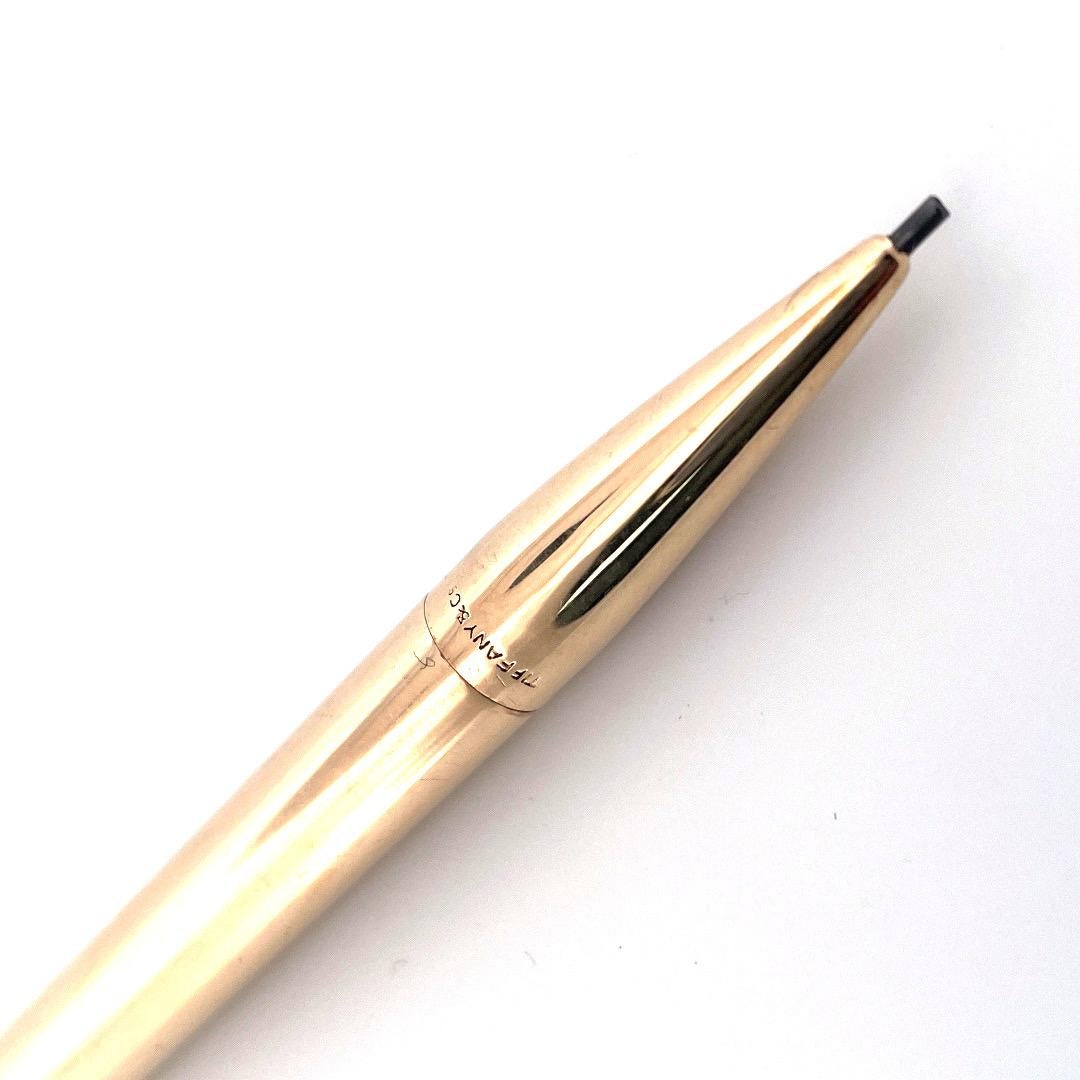 Umfassen Sie Luxus und Funktionalität mit unserem echten 14K Gelbgold Tiffany & Co Bleistift. Mit einem Gesamtgewicht von 21,3 Gramm verkörpert dieses Stück sowohl Stil als auch Substanz. Der aus glänzendem Gelbgold gefertigte Bleistift ist