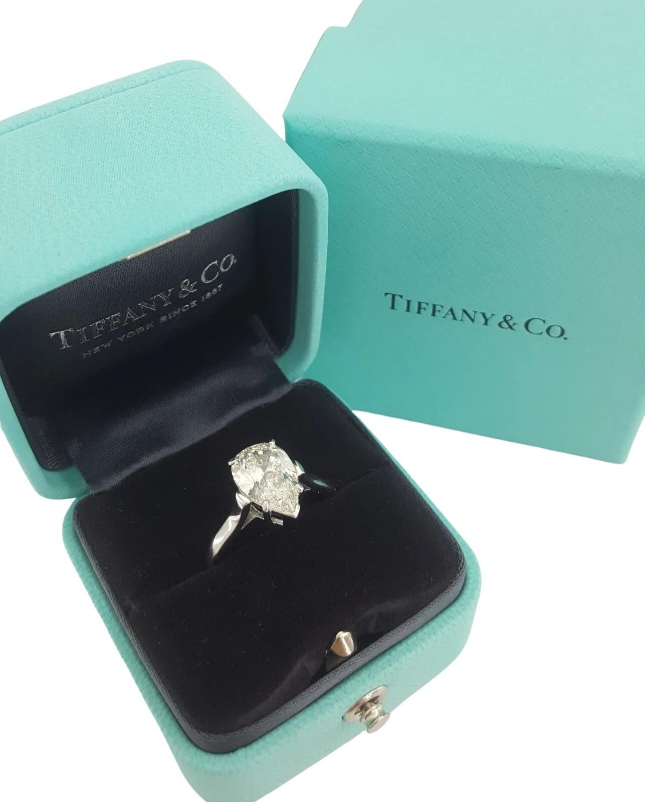 Authentic Tiffany & Co. 2.35 Carat Platinum Pear-Shaped Diamond Solitaire Engage im Zustand „Hervorragend“ im Angebot in Chicago, IL