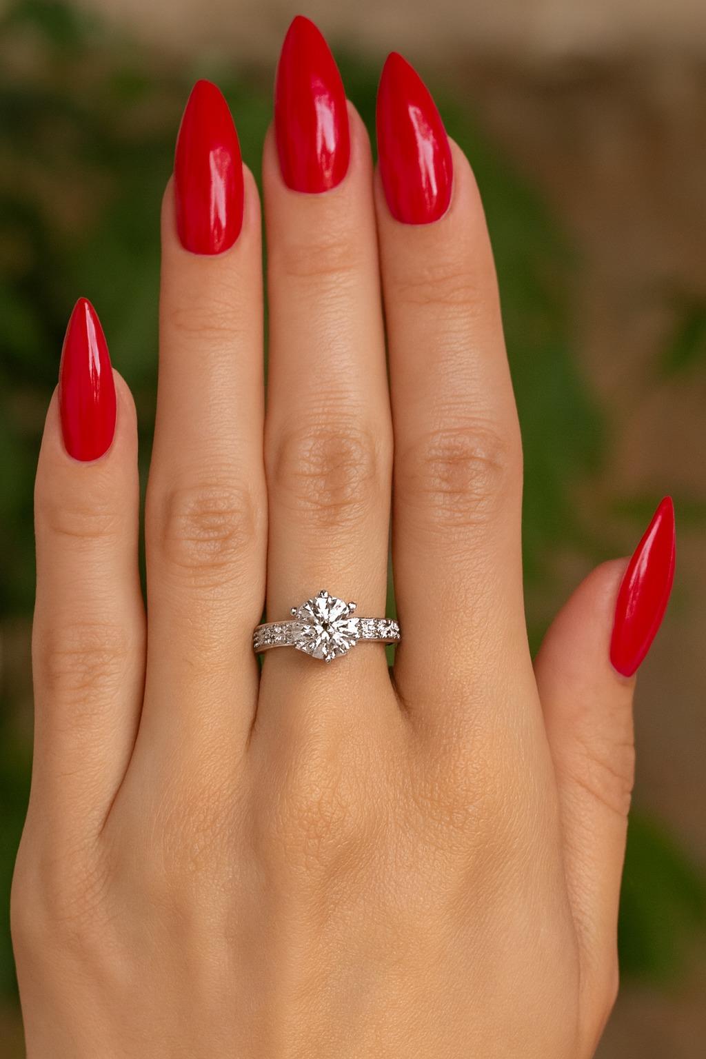 Auténtico anillo de compromiso de diamantes engarzados en canal de platino de 2,51 quilates de Tiffany & Co. en venta 1