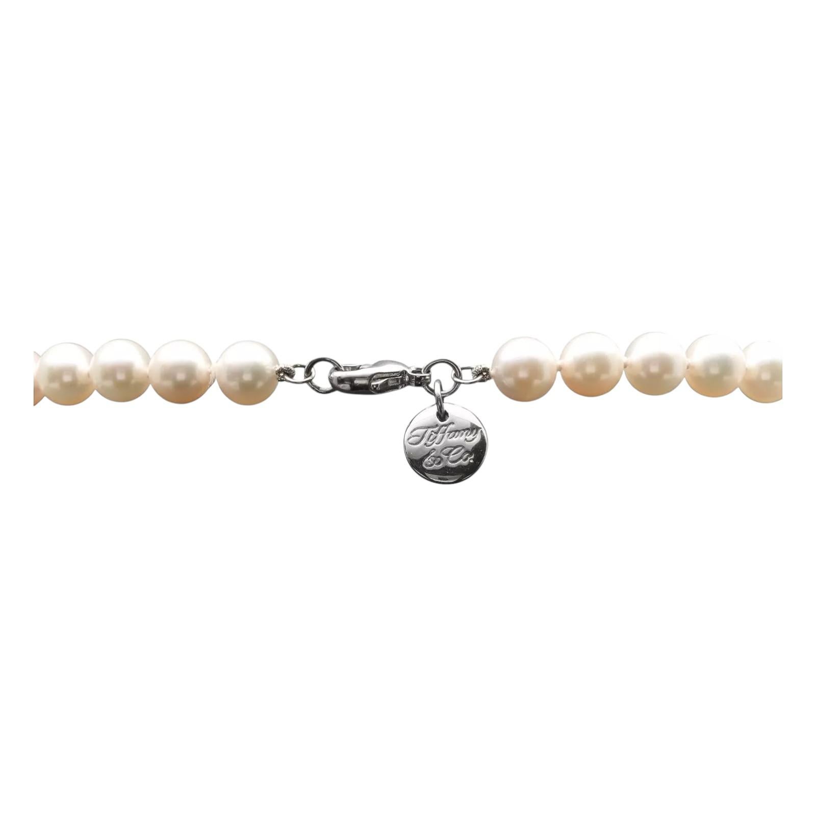 Necklace of Akoya cultured pearls with an 18k white gold clasp. 16
