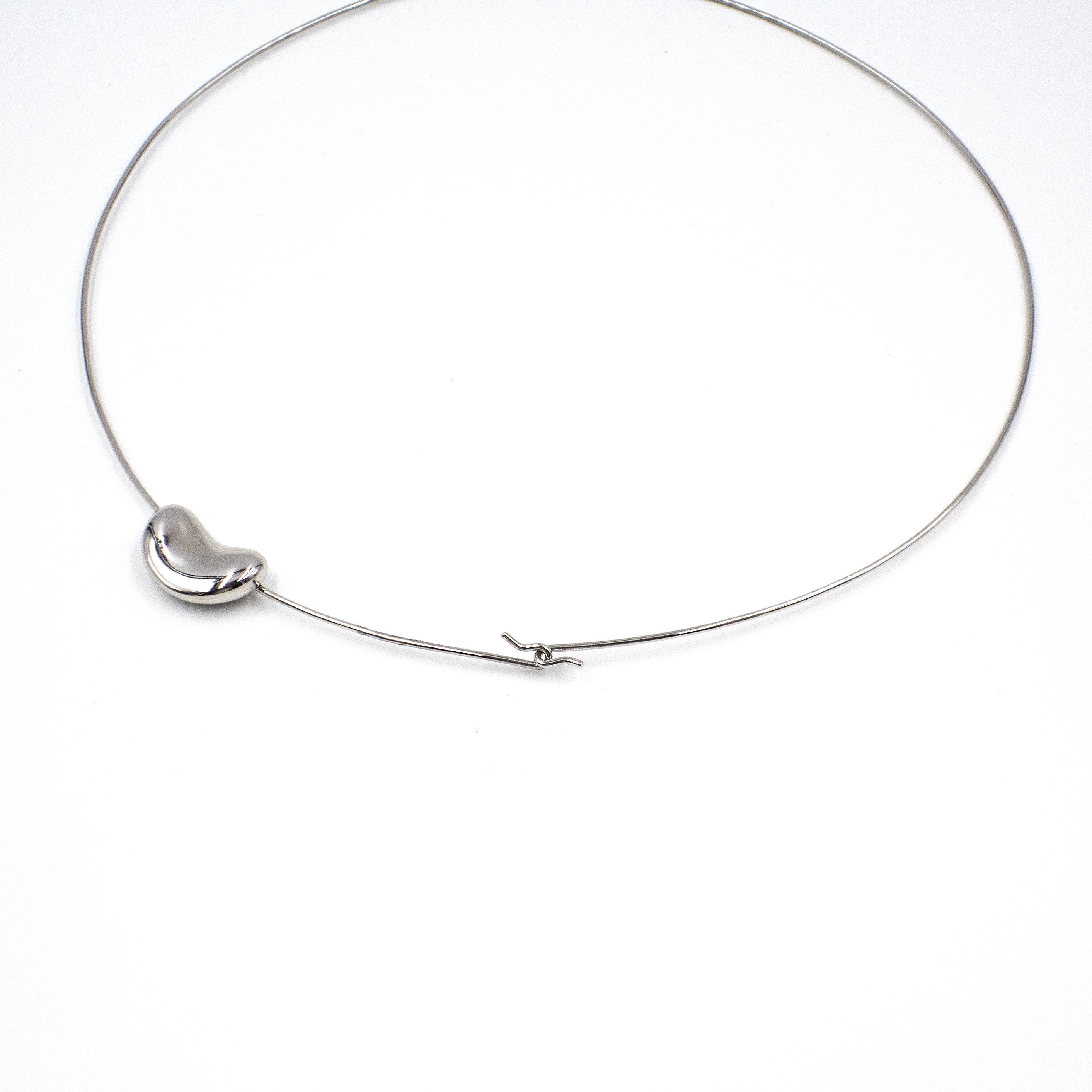 Modern Authentic Tiffany & Co Elsa Peretti Platinum Bean Pendant Wire Necklace