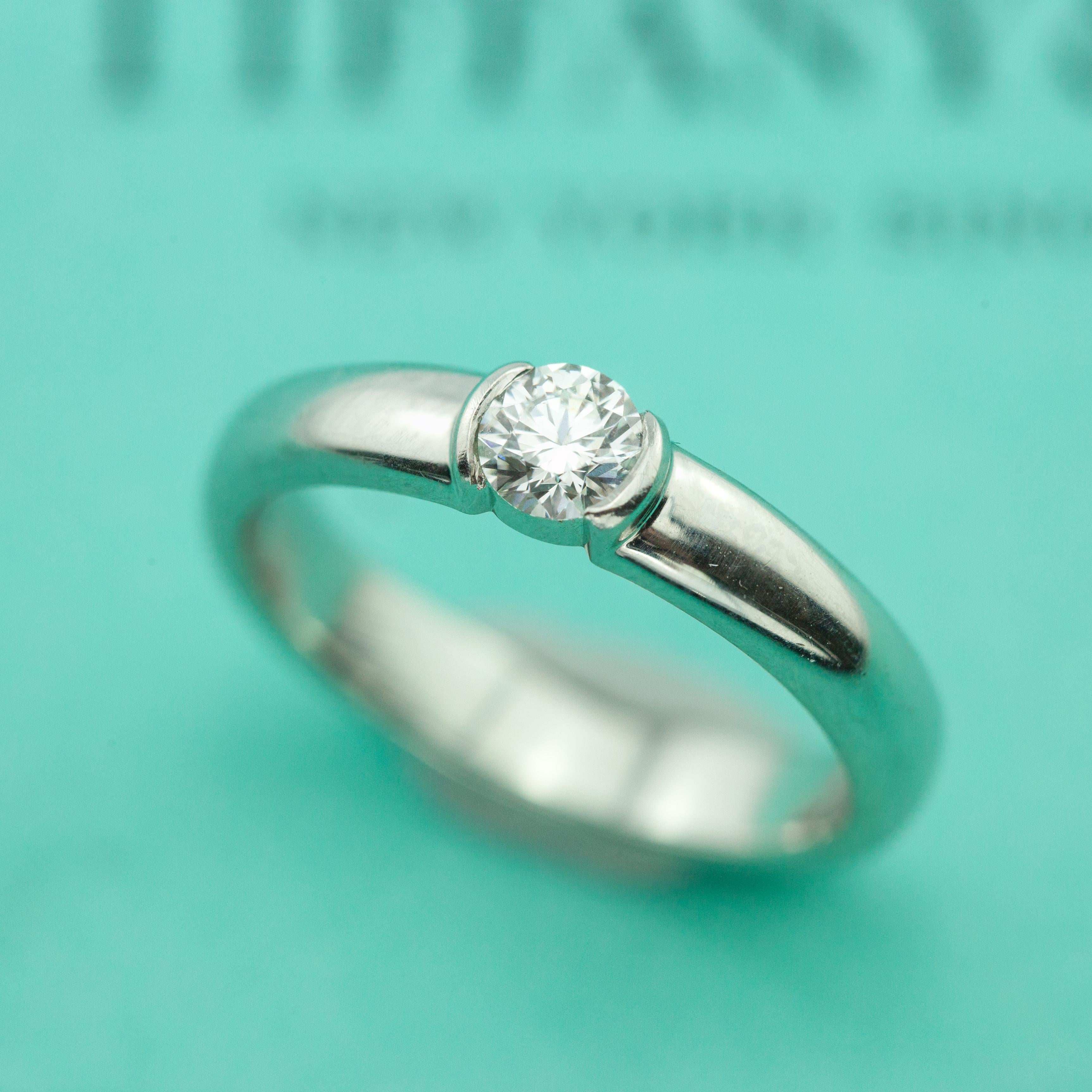 Anello di fidanzamento con diamante Etoile di Tiffany & Co. con montatura in patino e un diamante certificato GIA da 0,22 carati di colore D e purezza SI1.

Misura dell'anello: 5

Peso totale approssimativo: 5,40 grammi

Punzoni: © Tiffany & Co.,