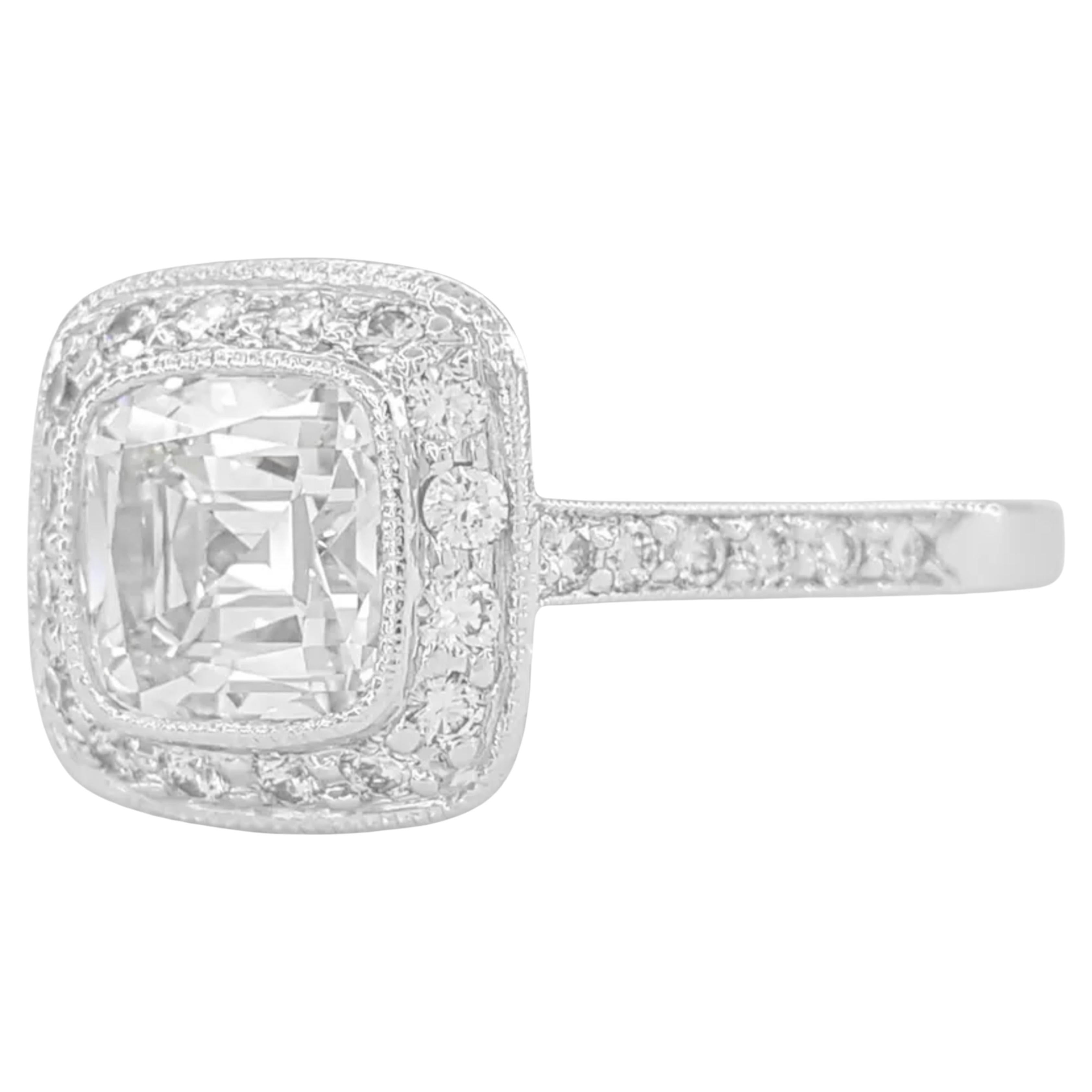 Tiffany & Co. Anello di fidanzamento Legacy con un diamante da 1,75 carati con taglio brillante modificato a cuscino di colore H e purezza VS1, certificato da Tiffany & Co. L'iconico design Legacy si ispira all'estetica edoardiana e della Belle