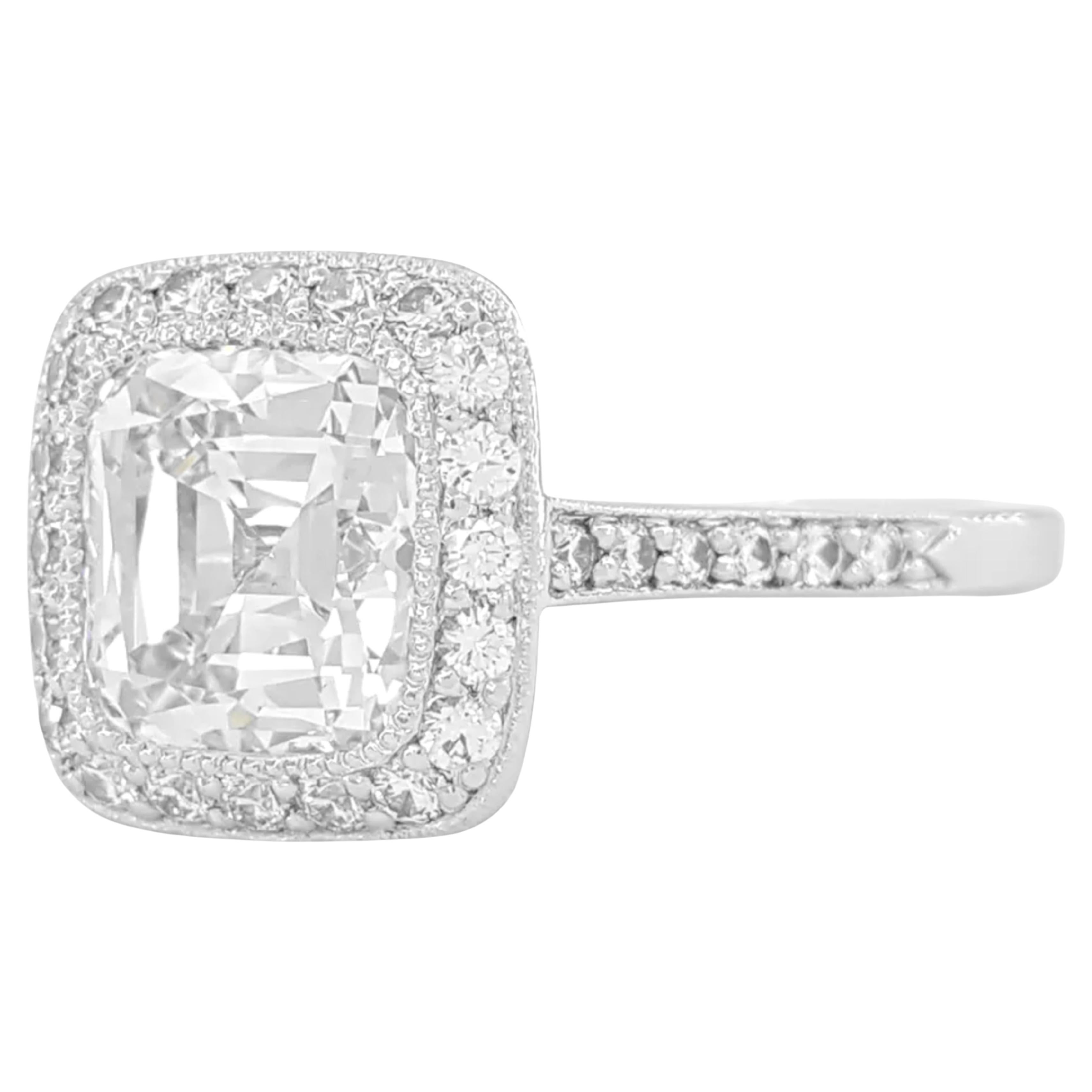 Contemporaneo Autentico Tiffany & Co. Anello di fidanzamento aureolato con diamante a cuscino Legacy da 1.75 carati in vendita